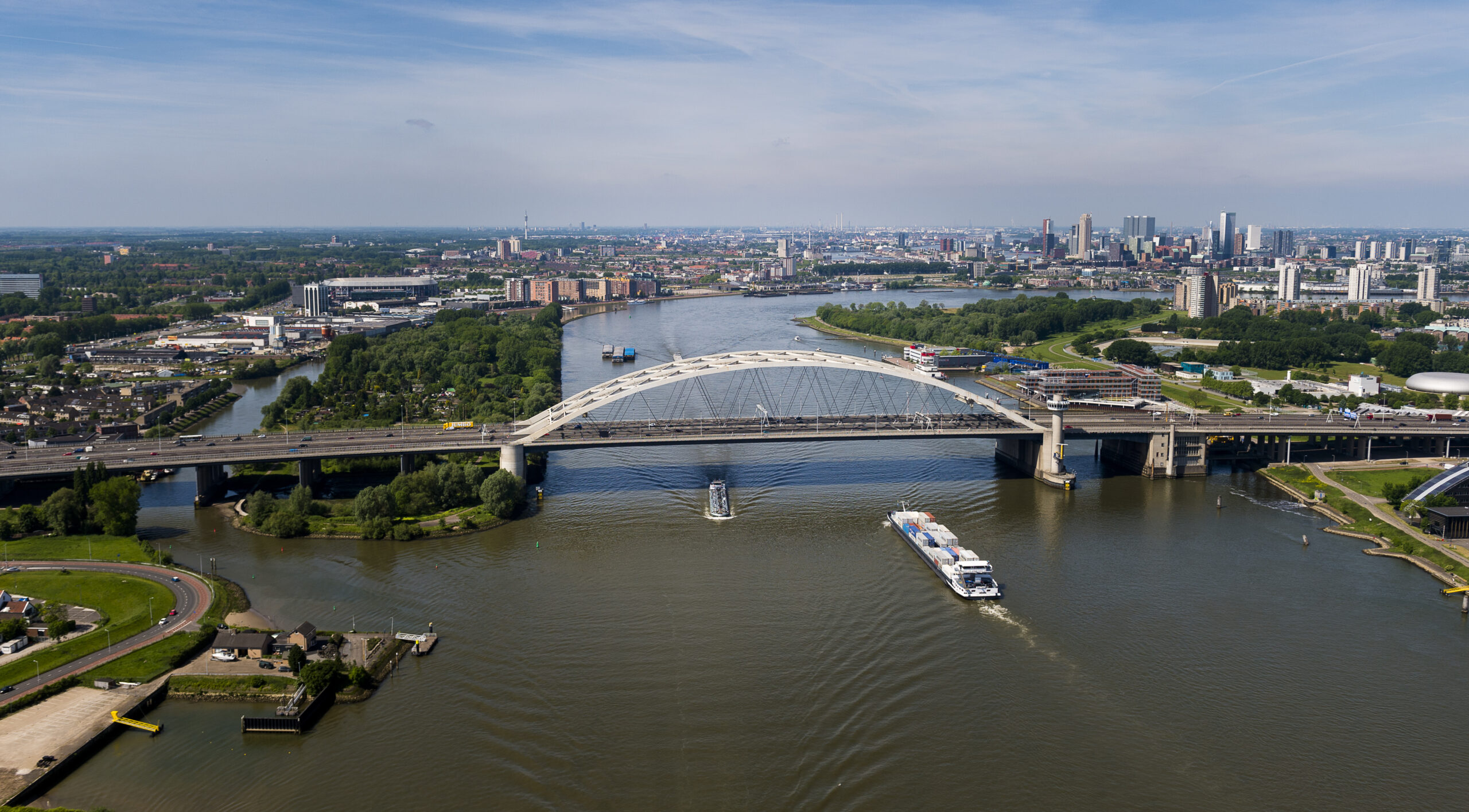 De aanbesteding van de vervanging van twee kleppen, is als eerste gestart.  Daar horen ook aanpassing van het bewegingswerk en de besturing bij. Foto: Rijkswaterstaat. 