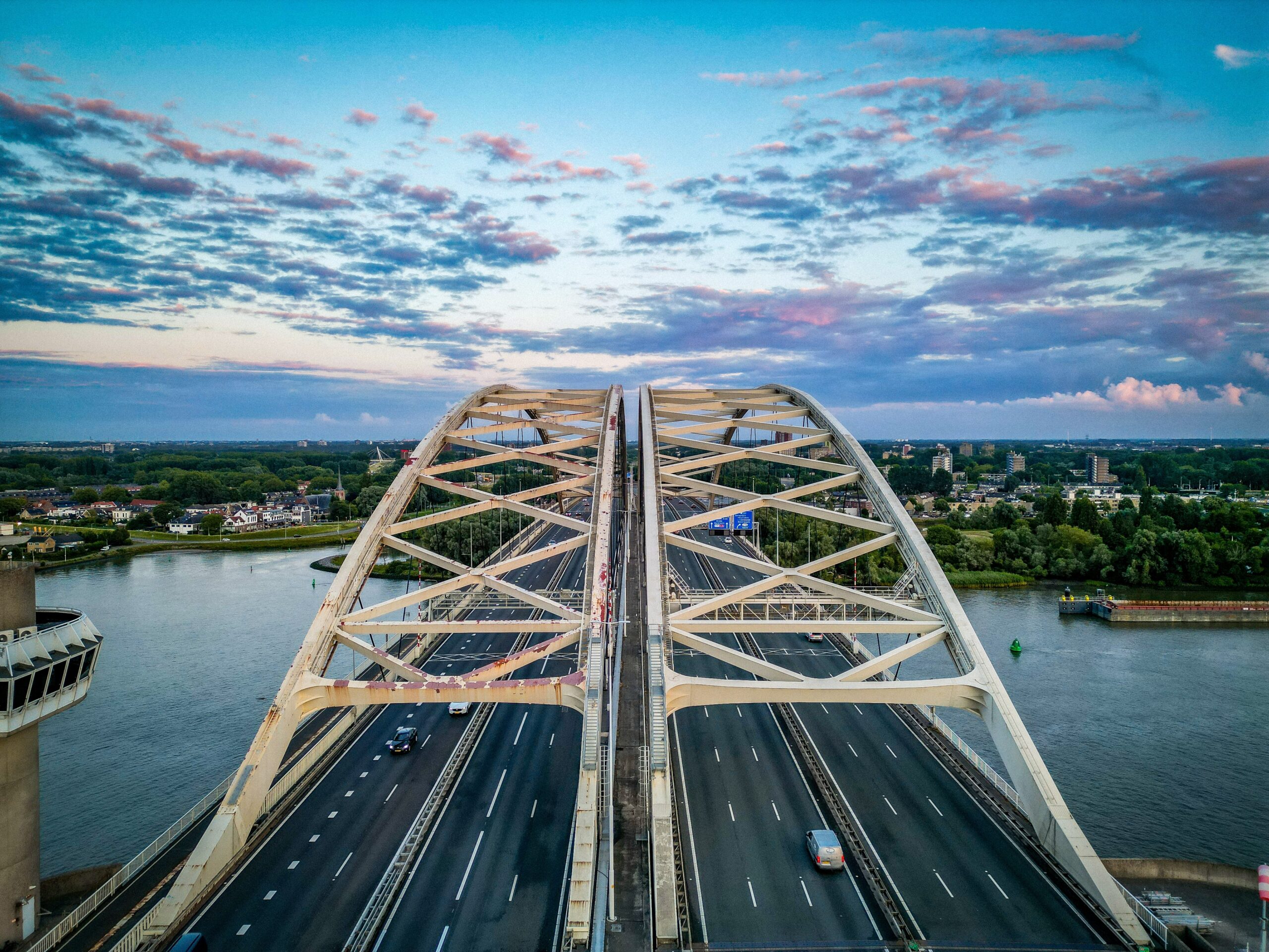 Grootschalig onderhoud aan de Brienenoordbrug valt veel duurder uit. Foto: 1millionshots/Shutterstock