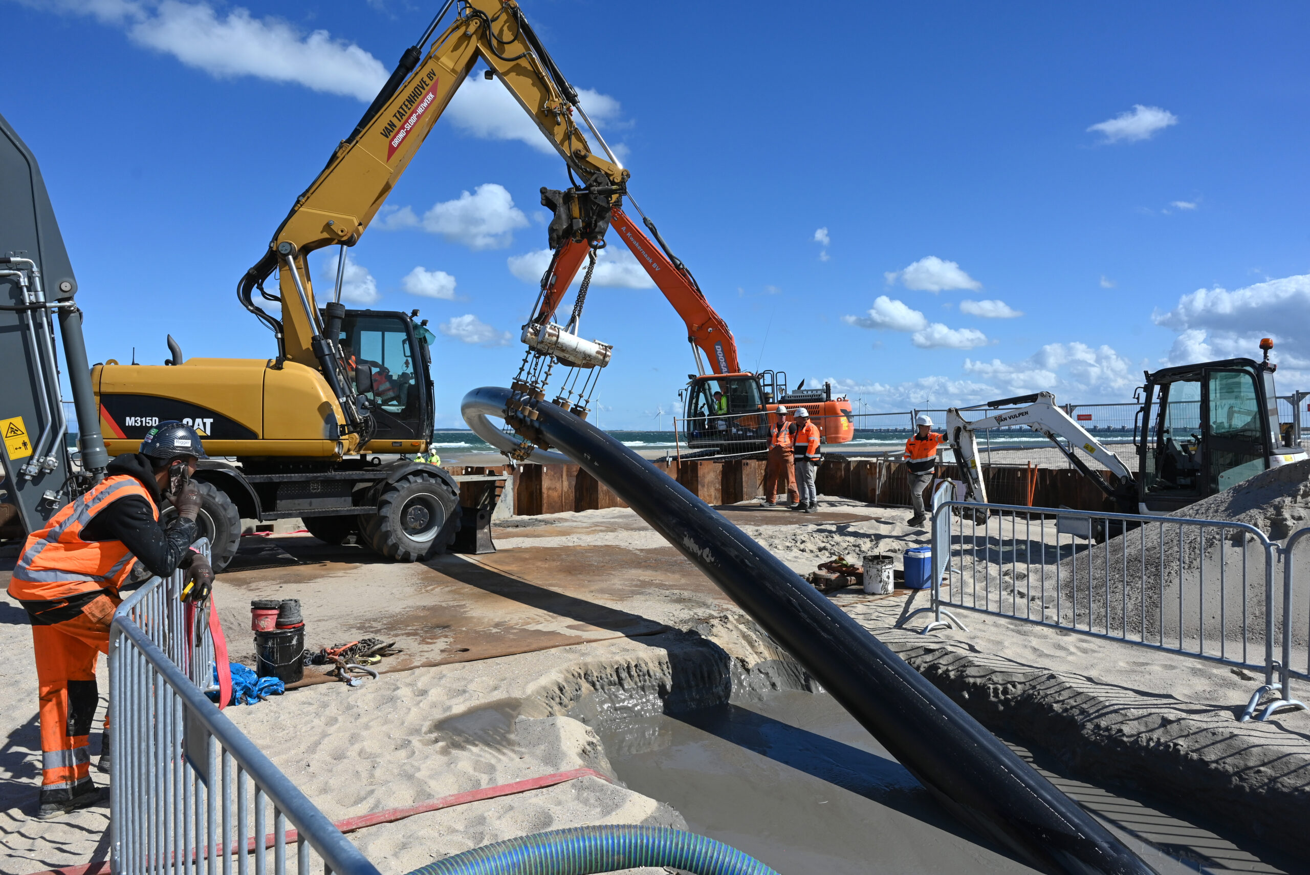 Graafkranen tillen de vierhonderd meter lange mantelbuis op. Foto: Ries van Wendel de Joode