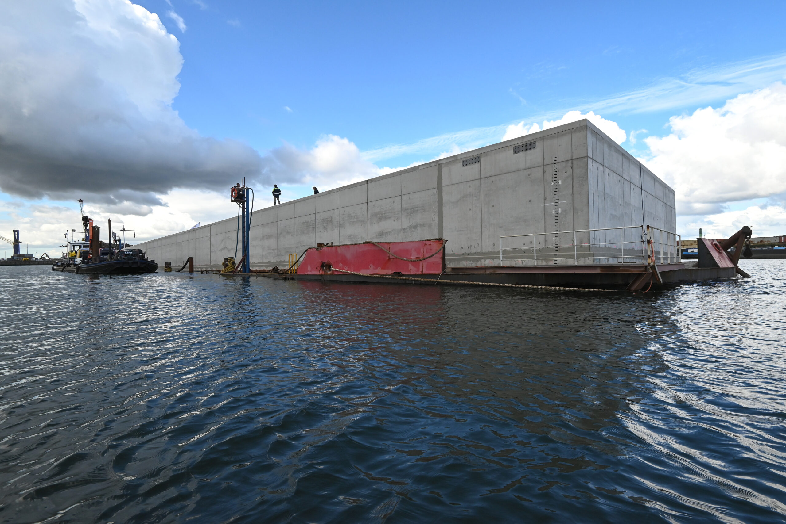 De 108 meter lange en 18 meter brede kolos arriveerde in de Zeehaven in Dordrecht op de stalen ponton. Foto: Ries van Wendel de Joode