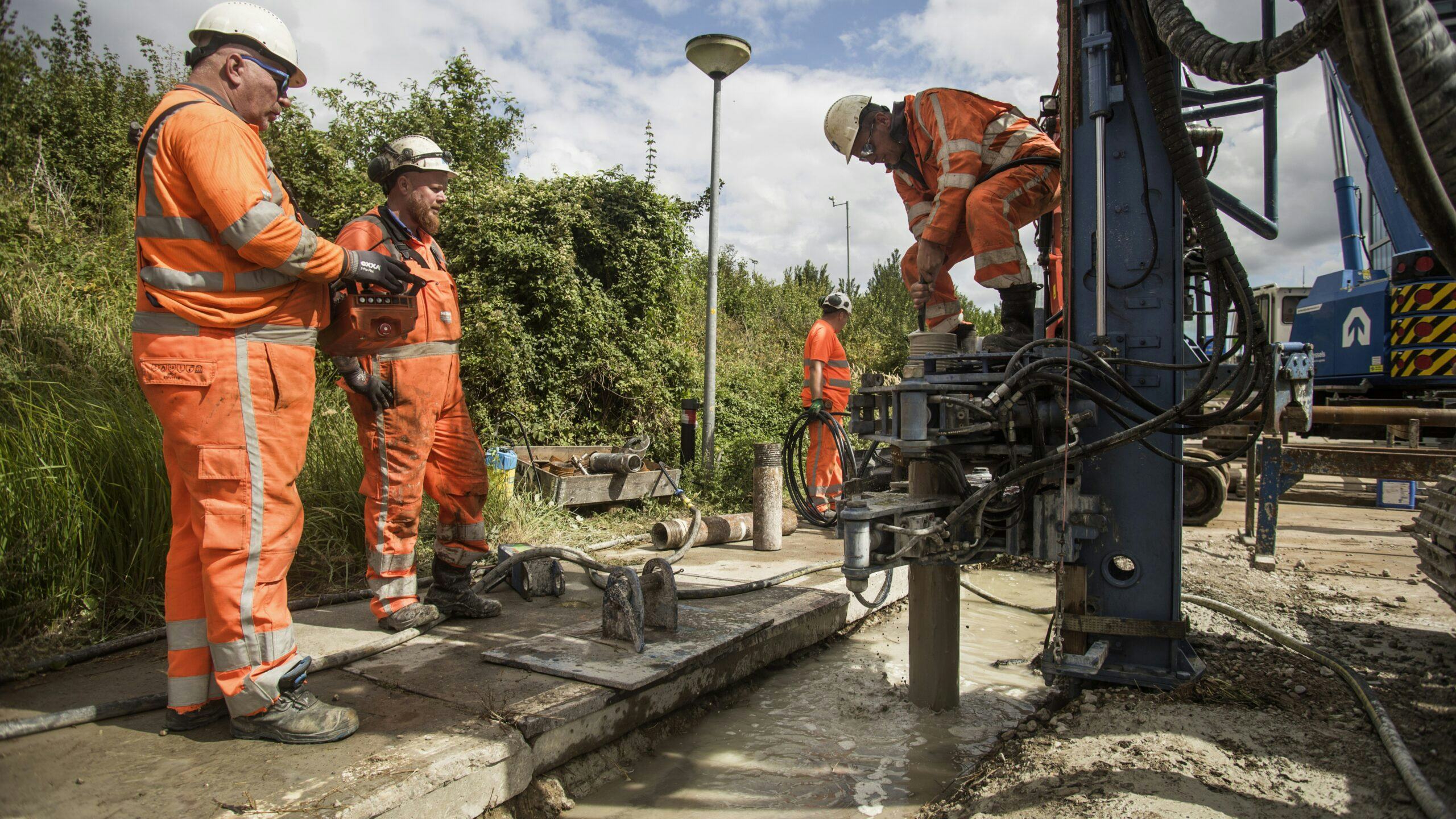 Na plaatsing van de eerste lange ankerpaal spuiten medewerkers van VSF water in de buis om deze schoon te spuiten. Er komt overtollig grout naar boven. Foto: Eran Oppenheimer