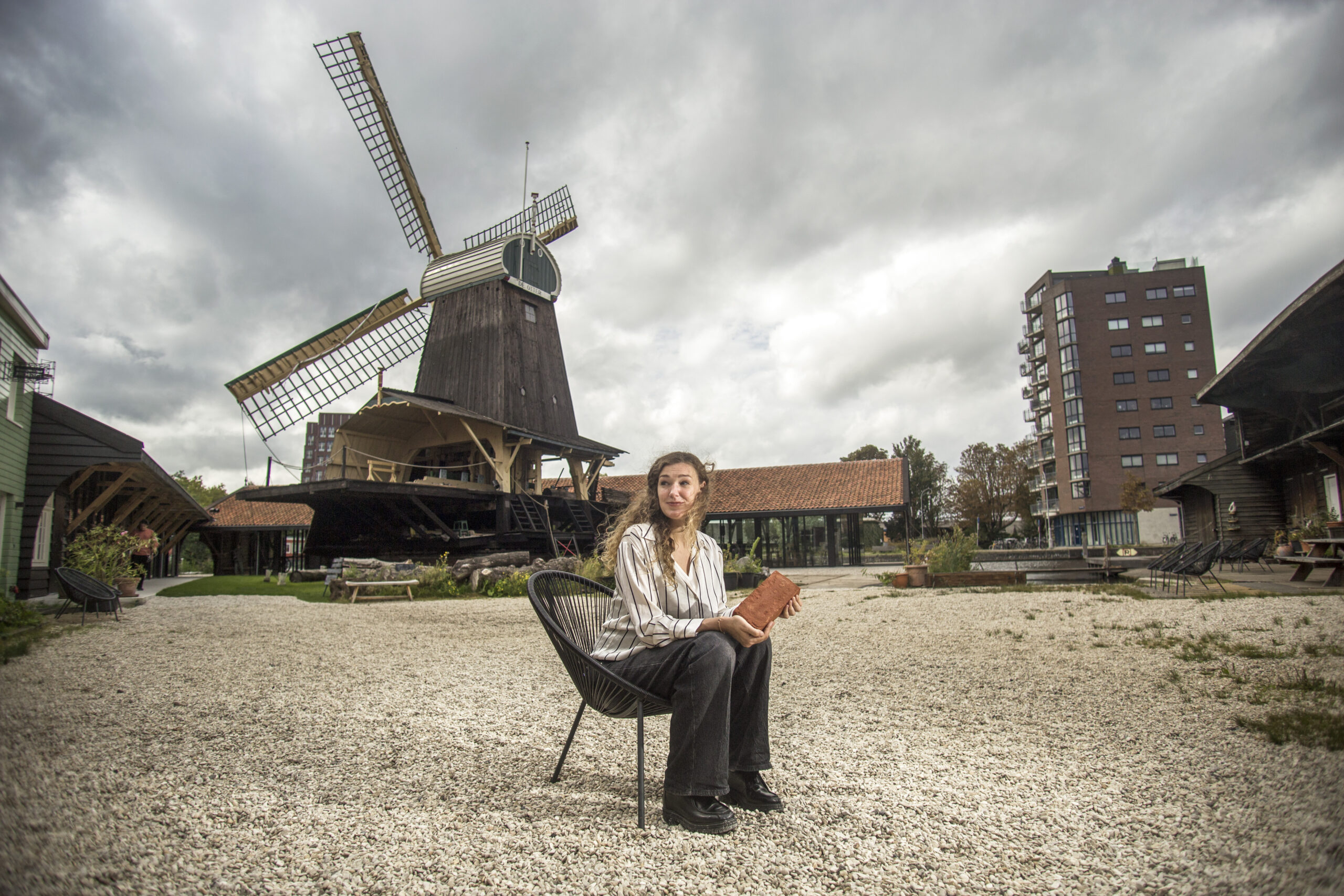 Emy Bensdorp met de door haar ontwikkelde baksteen van PFAS-klei. Foto: Eran Oppenheimer