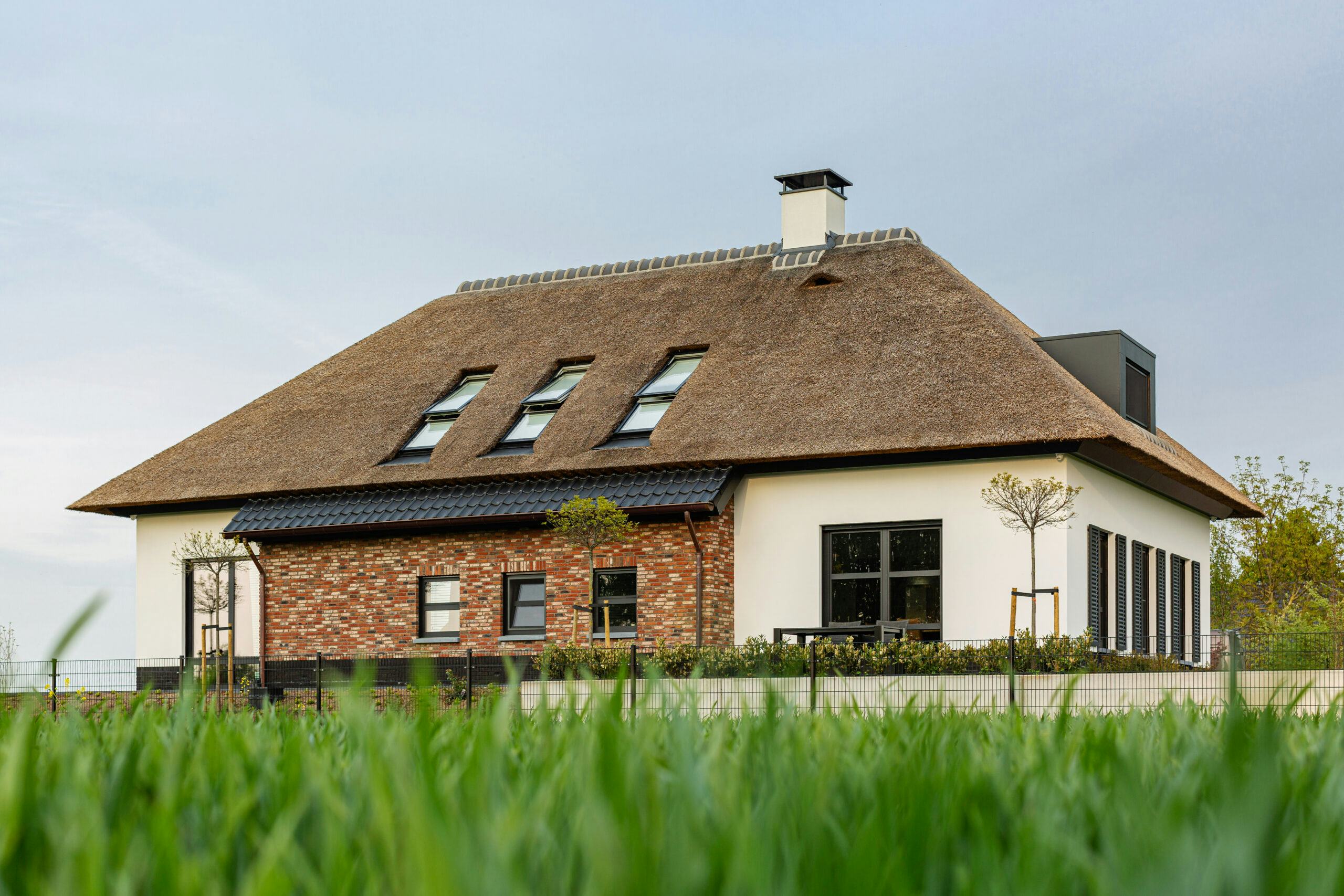 Peters: 'Daglicht is geen bijzaak, maar een bepalende factor voor de beleving en leefkwaliteit van een woning. Een ruimte die goed met daglicht omgaat, voelt ruimer, prettiger en gezonder aan. Dat merk je direct als je binnenkomt.'