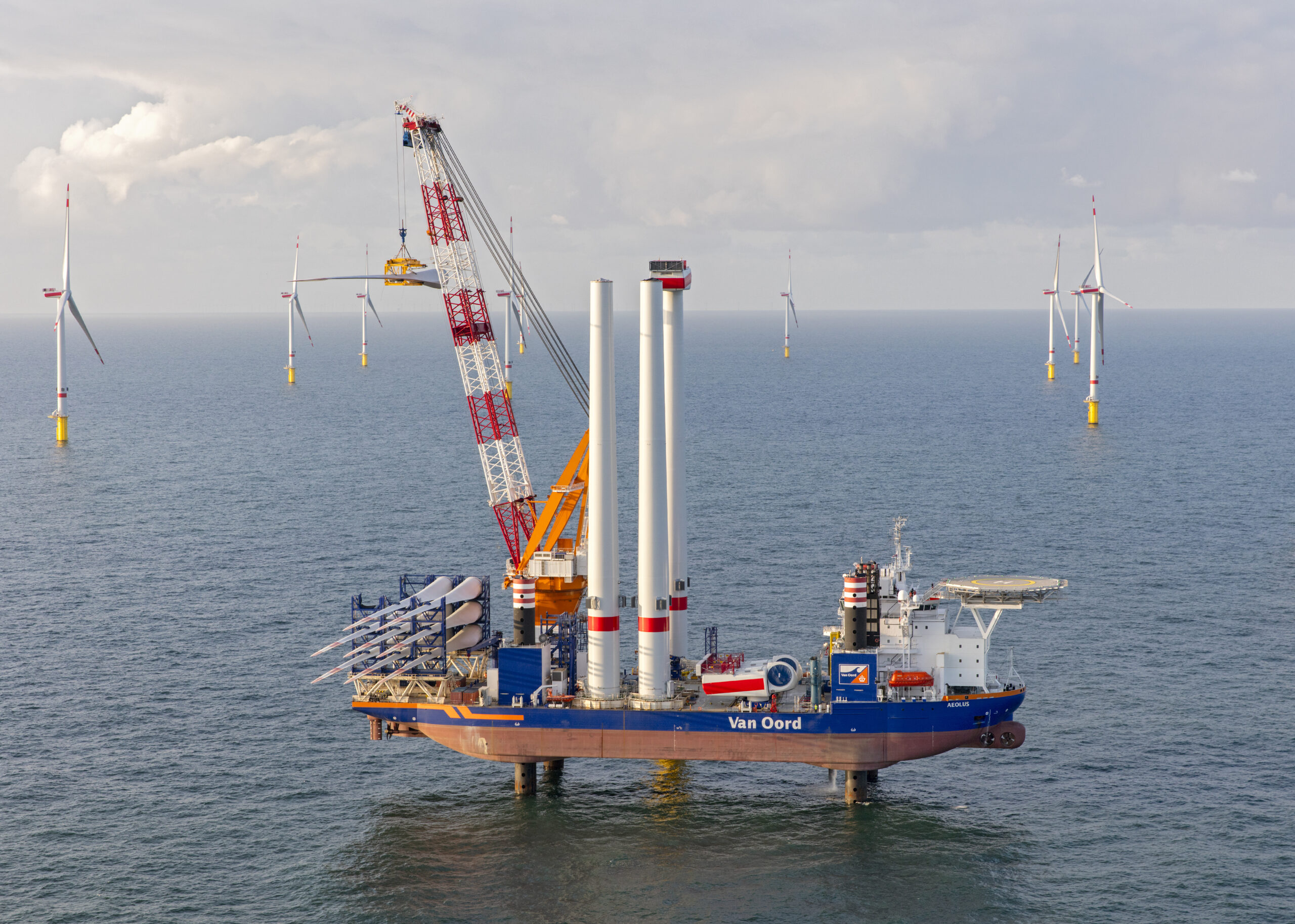 Installatieschip de Aeolus   plaatst een windturbine op een eerder geplaatste monopile. Foto: Van Oord