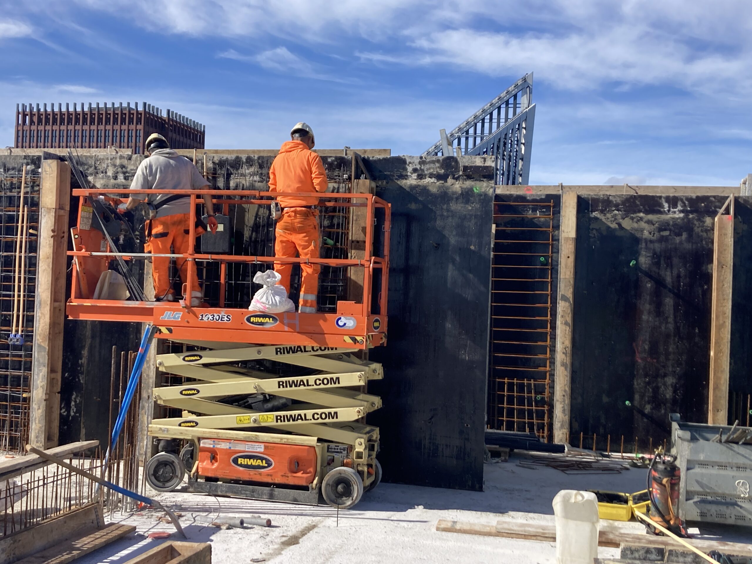 De netten van basaltvezelwapening zijn niet geprefabriceerd, maar worden op 90 meter hoogte met de hand gevlochten. Foto: Cobouw. 