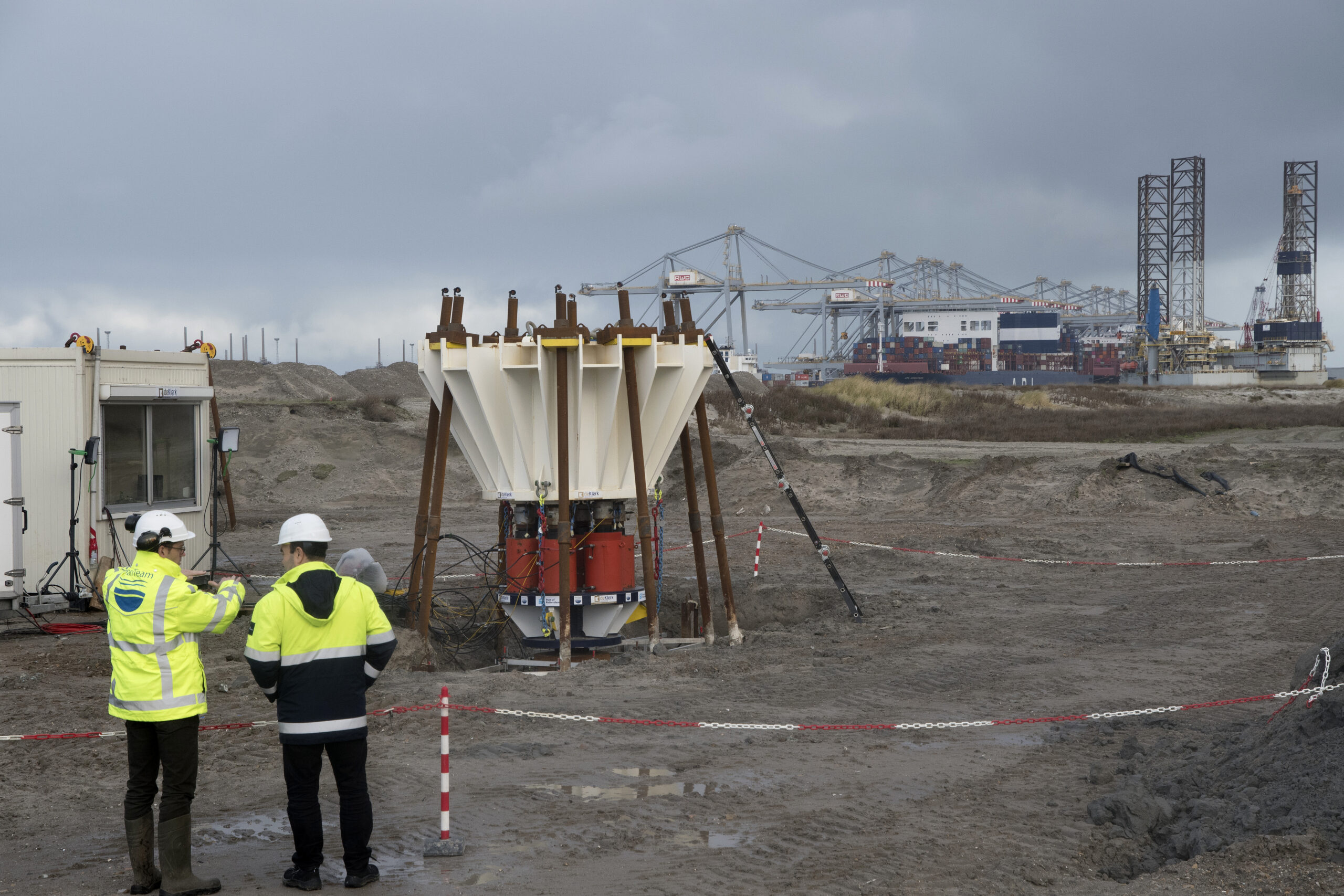 Heipaalproef naast de Amaliahaven op de Maasvlakte. Foto: Ries van Wendel de Joode