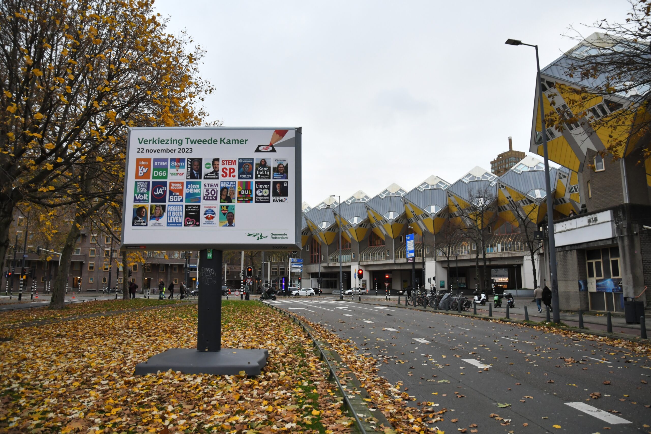 Foto van posters bij vorige verkiezingen. Dit jaar is wonen een belangrijker thema. Foto: Shutterstock