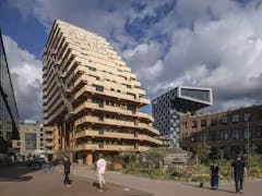 75 procent van SAWA is uitgevoerd met hout en herbruikbare materialen en de woontoren biedt ruimte aan 140 nestkasten.