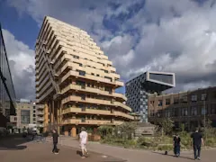 75 procent van SAWA is uitgevoerd met hout en herbruikbare materialen en de woontoren biedt ruimte aan 140 nestkasten.