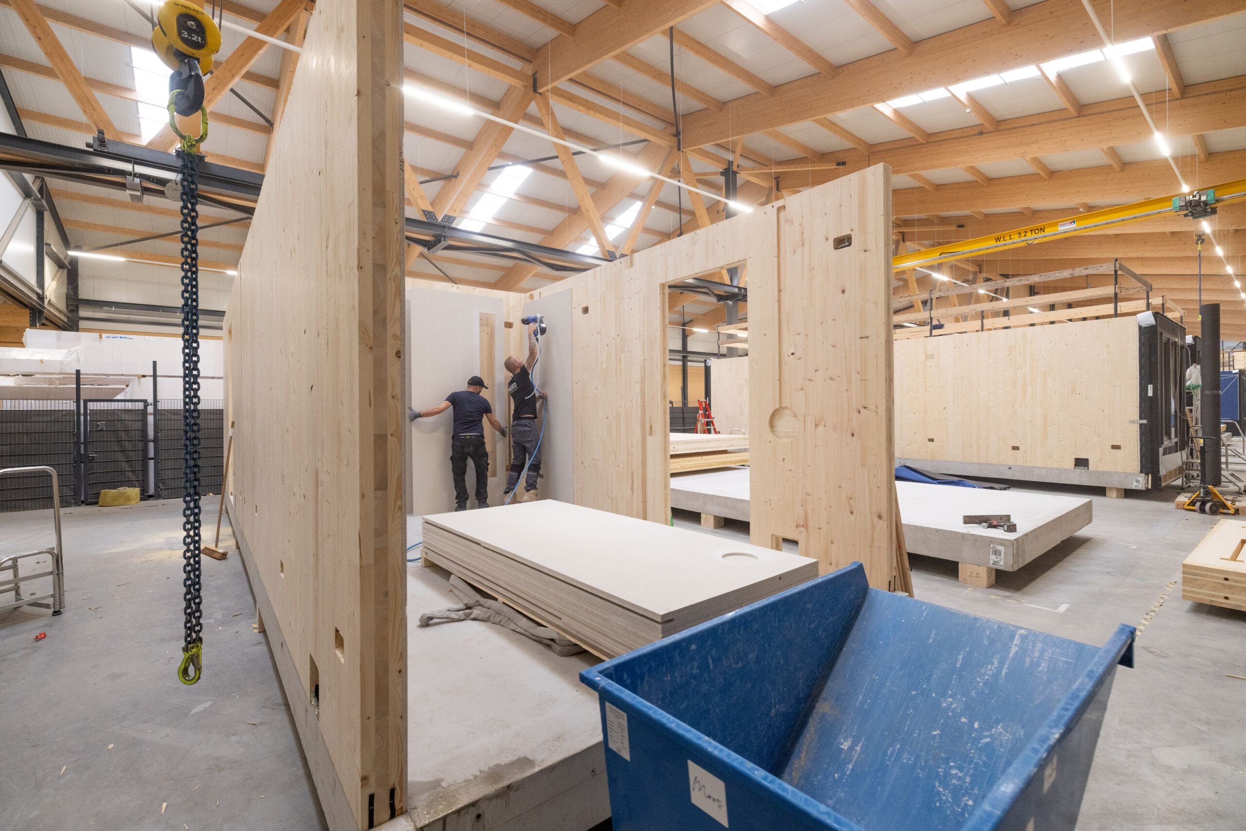In de fabriek van Moos kunnen veertien modules per week worden gebouwd en veertien modules per dag worden gestapeld. Foto: Sjef Prins - APA Foto