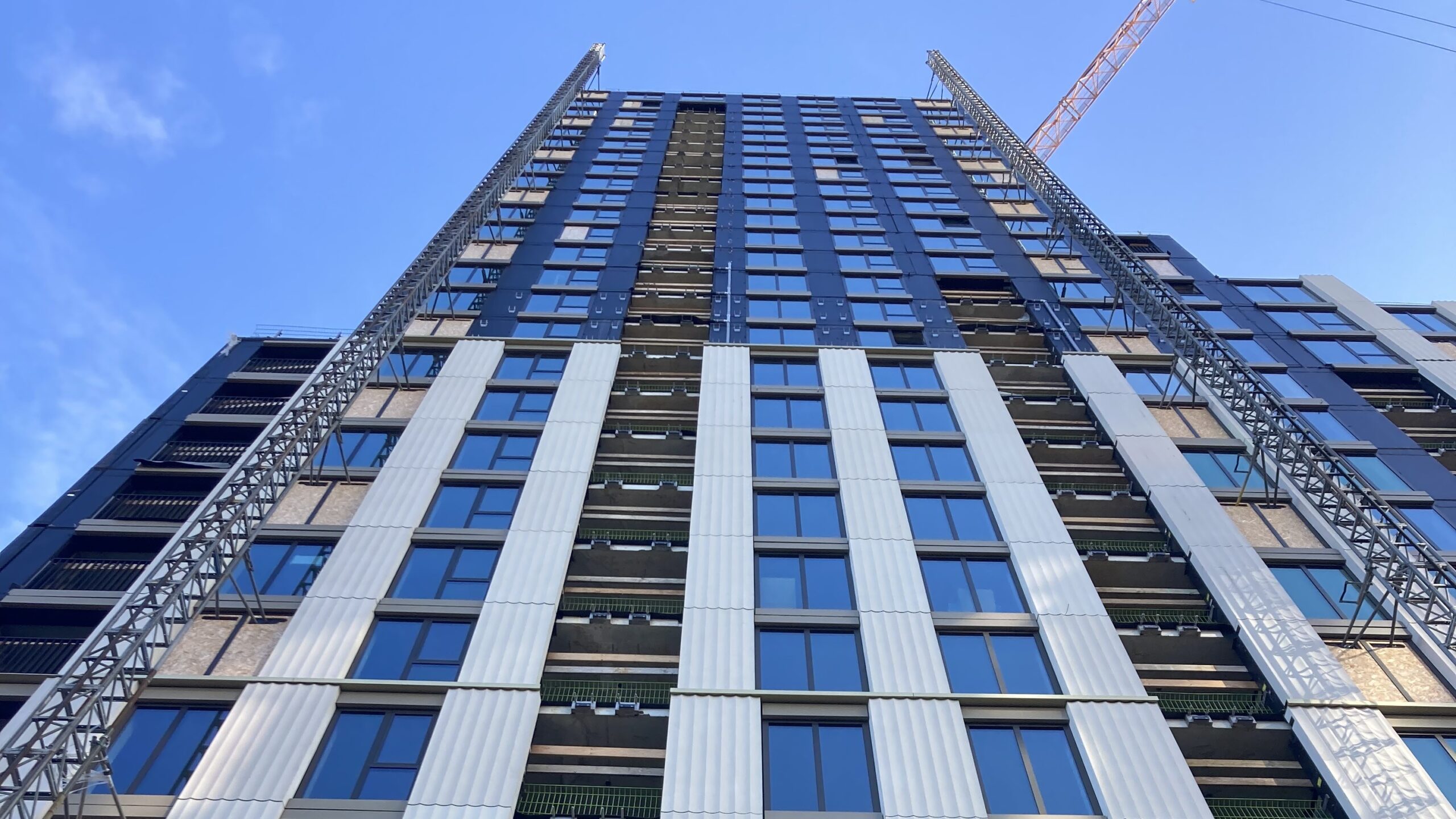 De gegroefde panelen op de gevel van JK Den Haag zijn geïnspireerd op Grieks zuilen en moet het project Haagse allure geven.  Foto: Cobouw