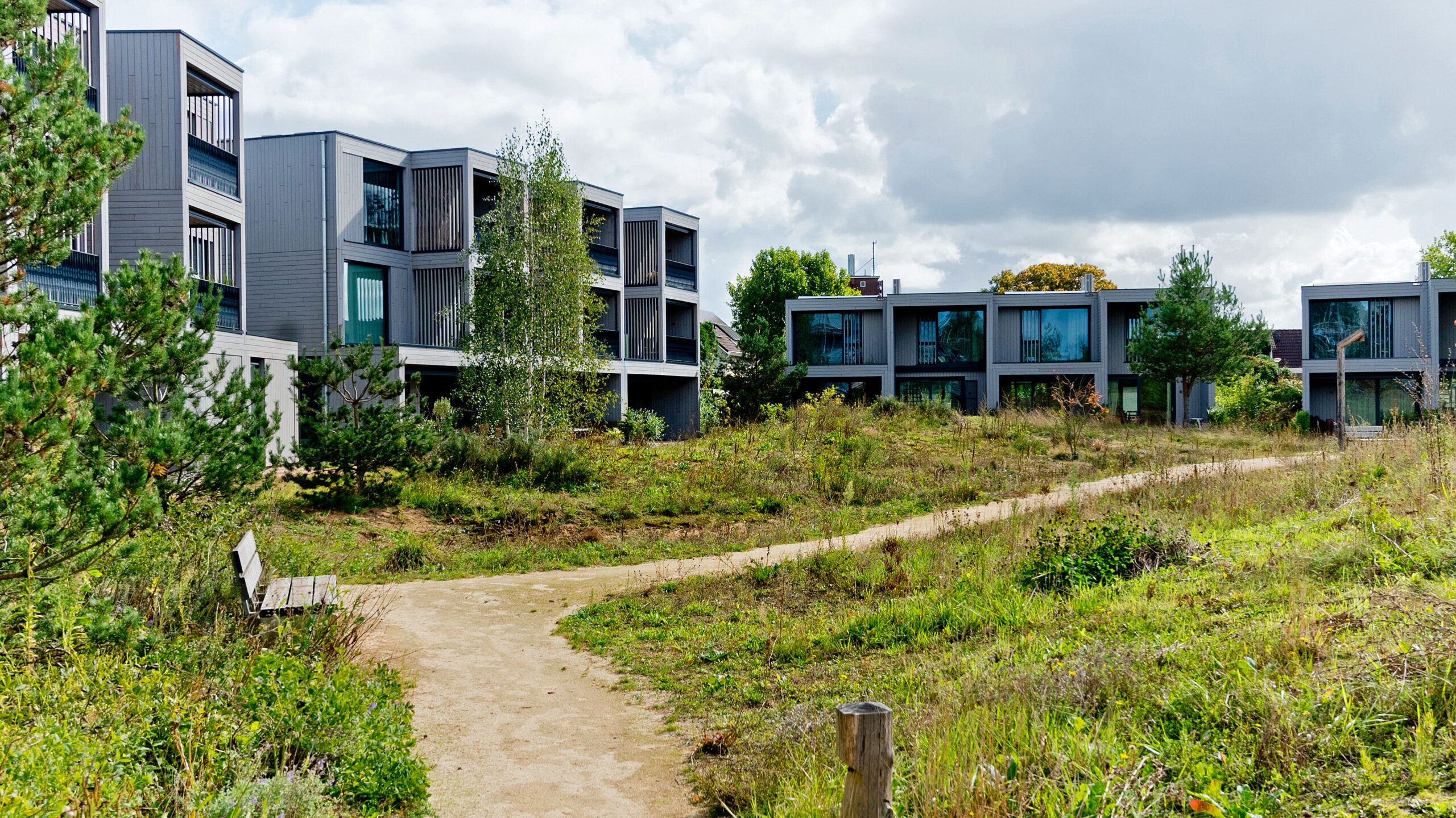 De 139 woningen van Rivierduinen liggen rond een groen, glooiend binnengebied. Foto: Cobouw/Johan Nebbeling