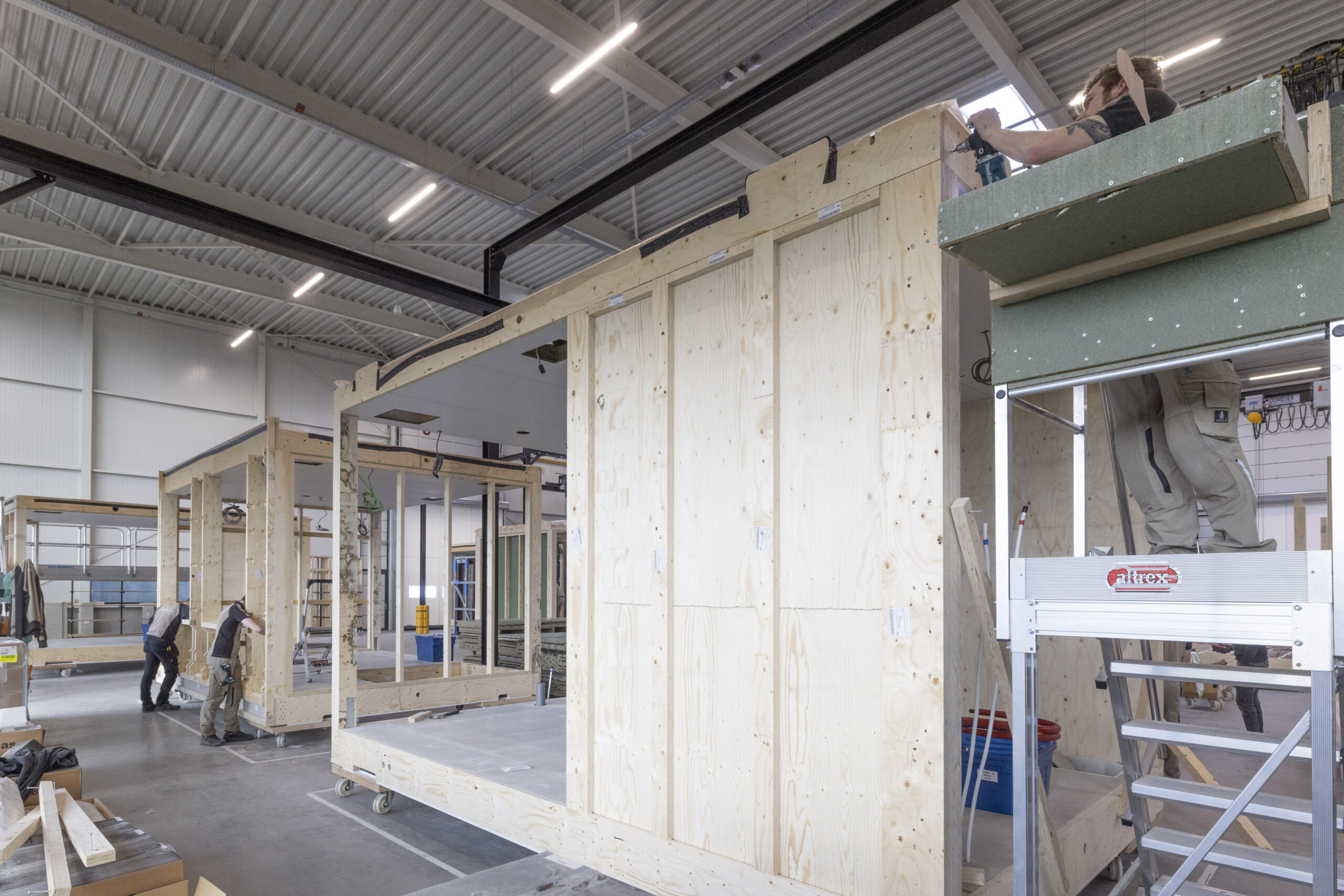 Medewerkers in de productiehal van geWOONhout.
Foto: Sjef Prins - APA Foto