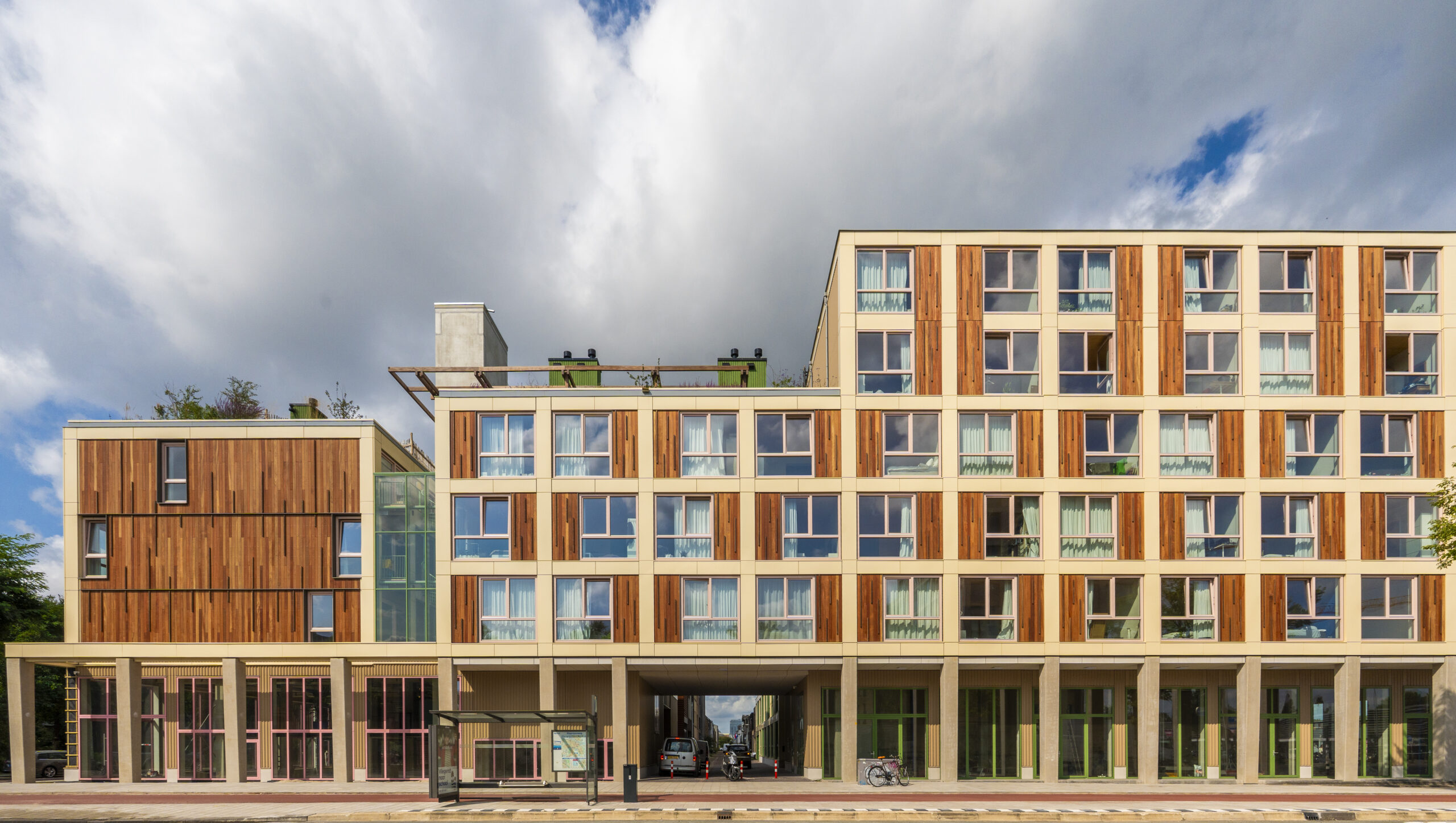 Woongebouw Poppies aan de Klaproosweg in Amsterdam bestaat uit 103 middenhuurwoningen die volledig uit hout zijn opgetrokken. Foto: Derix