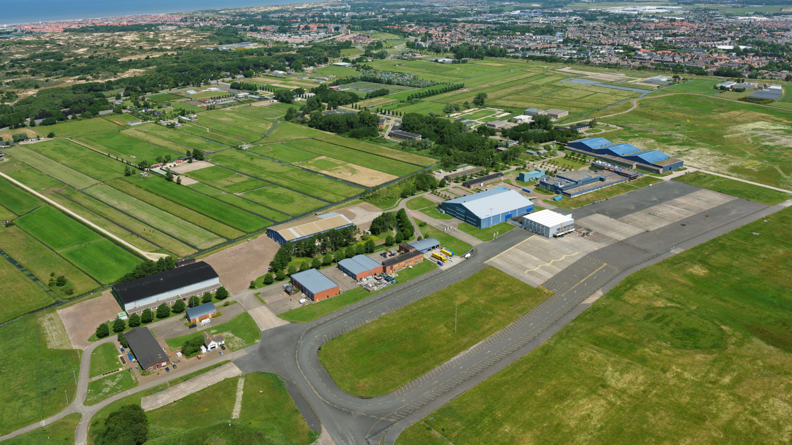 Het voormalige vliegveld Valkenburg wordt ontwikkeld tot een woonwijk, maar de ontwikkeling duurt al jaren. Deze foto is uit 2020. Foto: Marco van Middelkoop/ANP