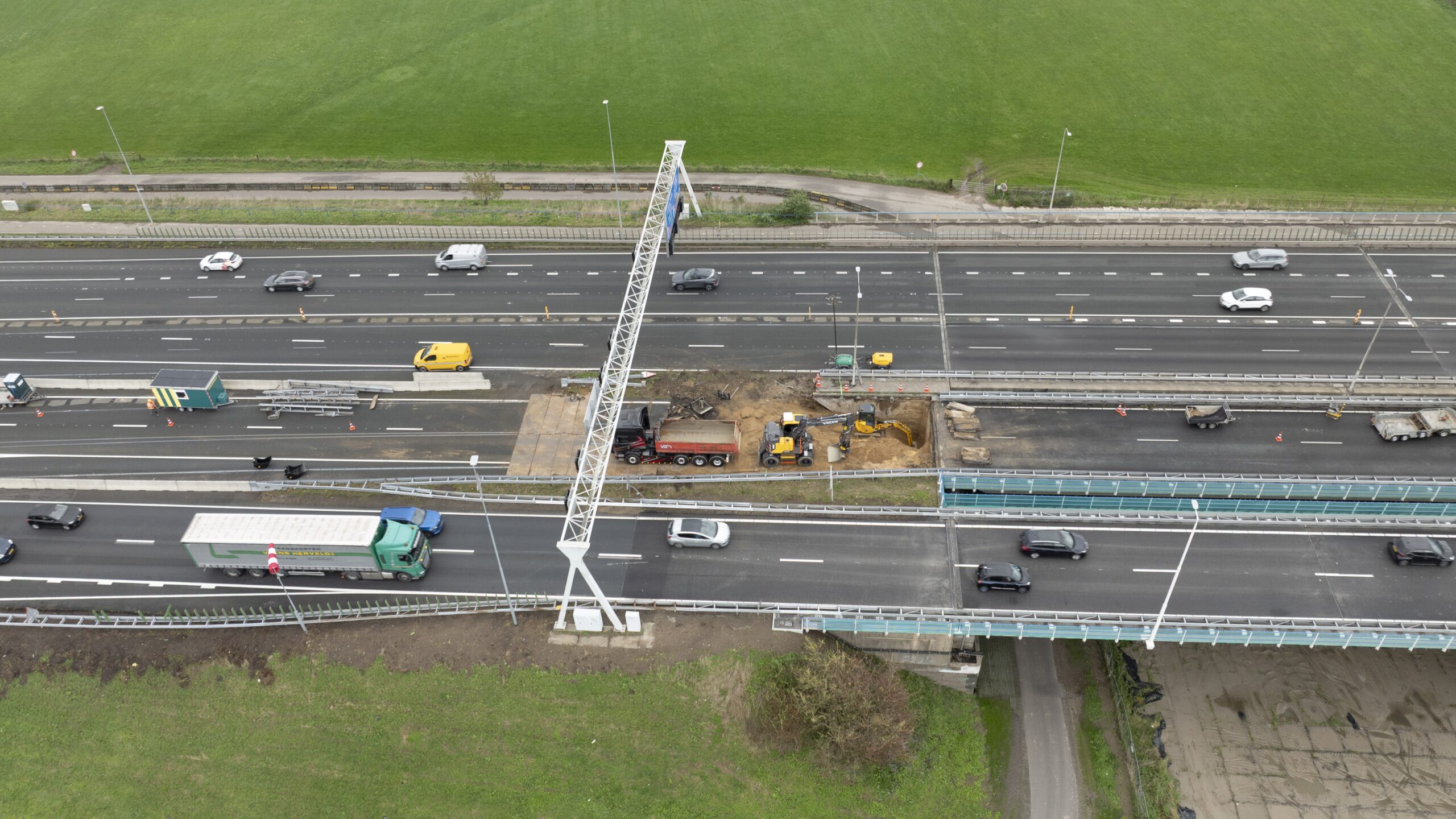 Luchtfoto van de graafwerkzaamheden op 24 oktober bij het sinkhole pal naast de IJsselbruggen. Foto: Sjef Prins - APA Foto