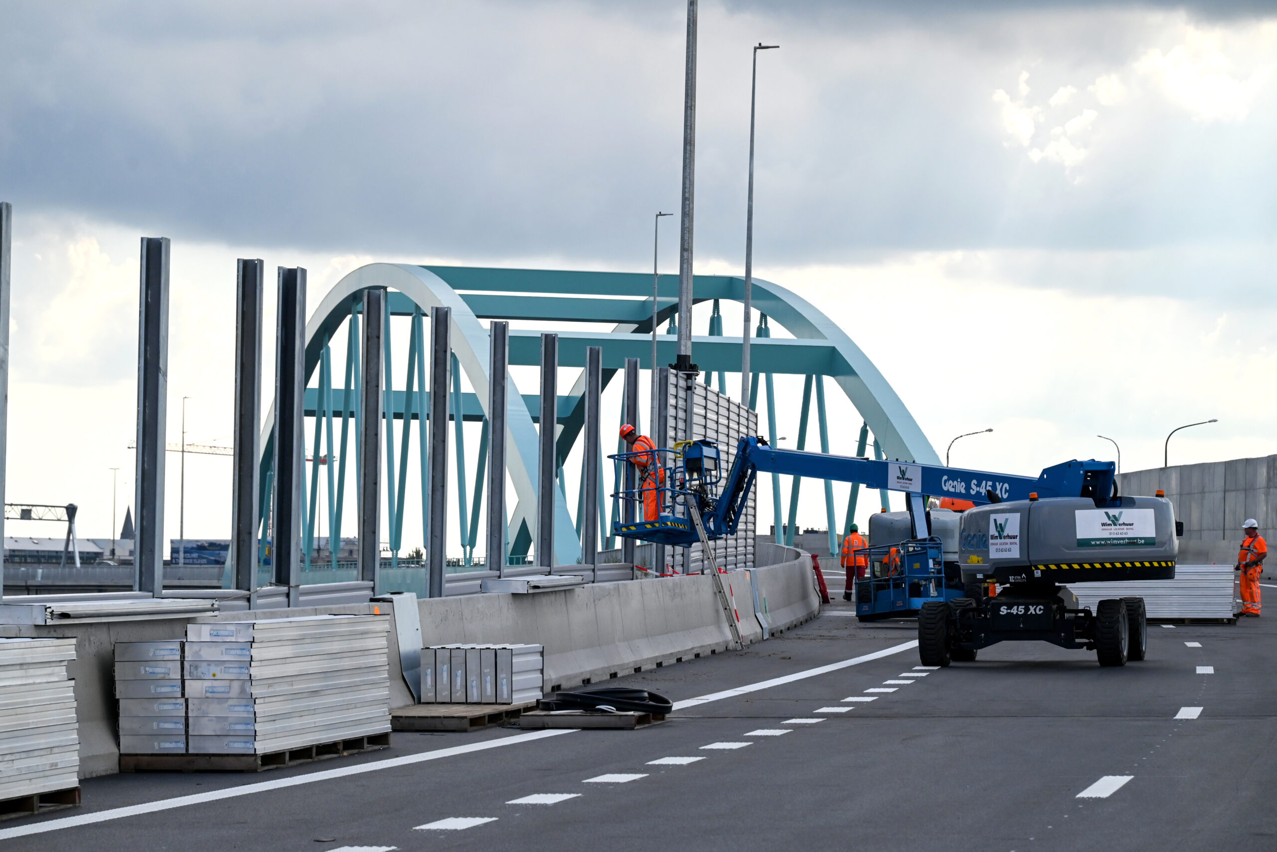 Om geluidshinder te voorkomen is stil asfalt op de Bypass gelegd en worden er geluidsschermen geplaatst tot wel 6 meter hoogte. Foto: Ries van Wendel de Joode.  