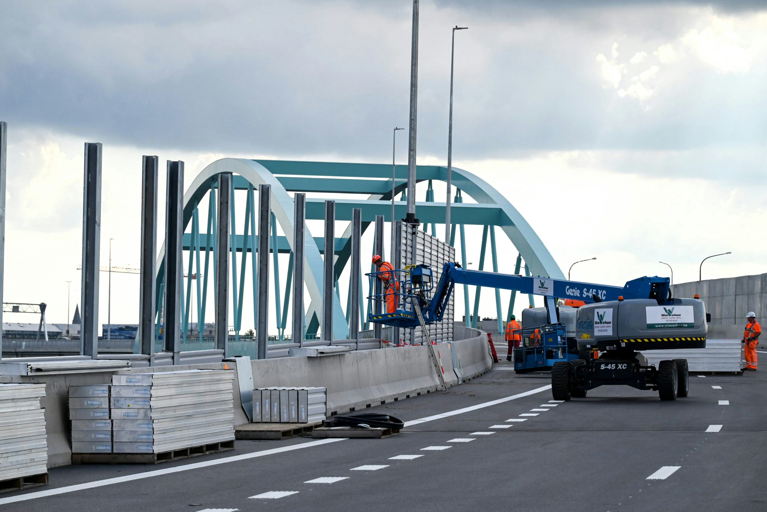 Om geluidshinder te voorkomen is stil asfalt op de Bypass gelegd en worden er geluidsschermen geplaatst tot wel 6 meter hoogte. Foto: Ries van Wendel de Joode.