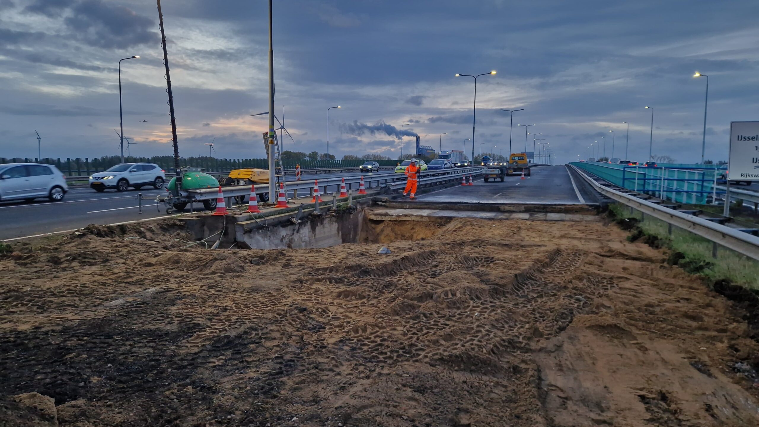 Een graafmachine heeft zand afgegraven tot aan de fundering van de IJsselbruggen. Foto: Rijkswaterstaat