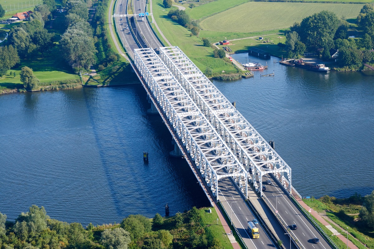 De stalen Keizersveerbruggen over de Bergsche Maas. Foto: Joop van Houdt/Rijkswaterstaat