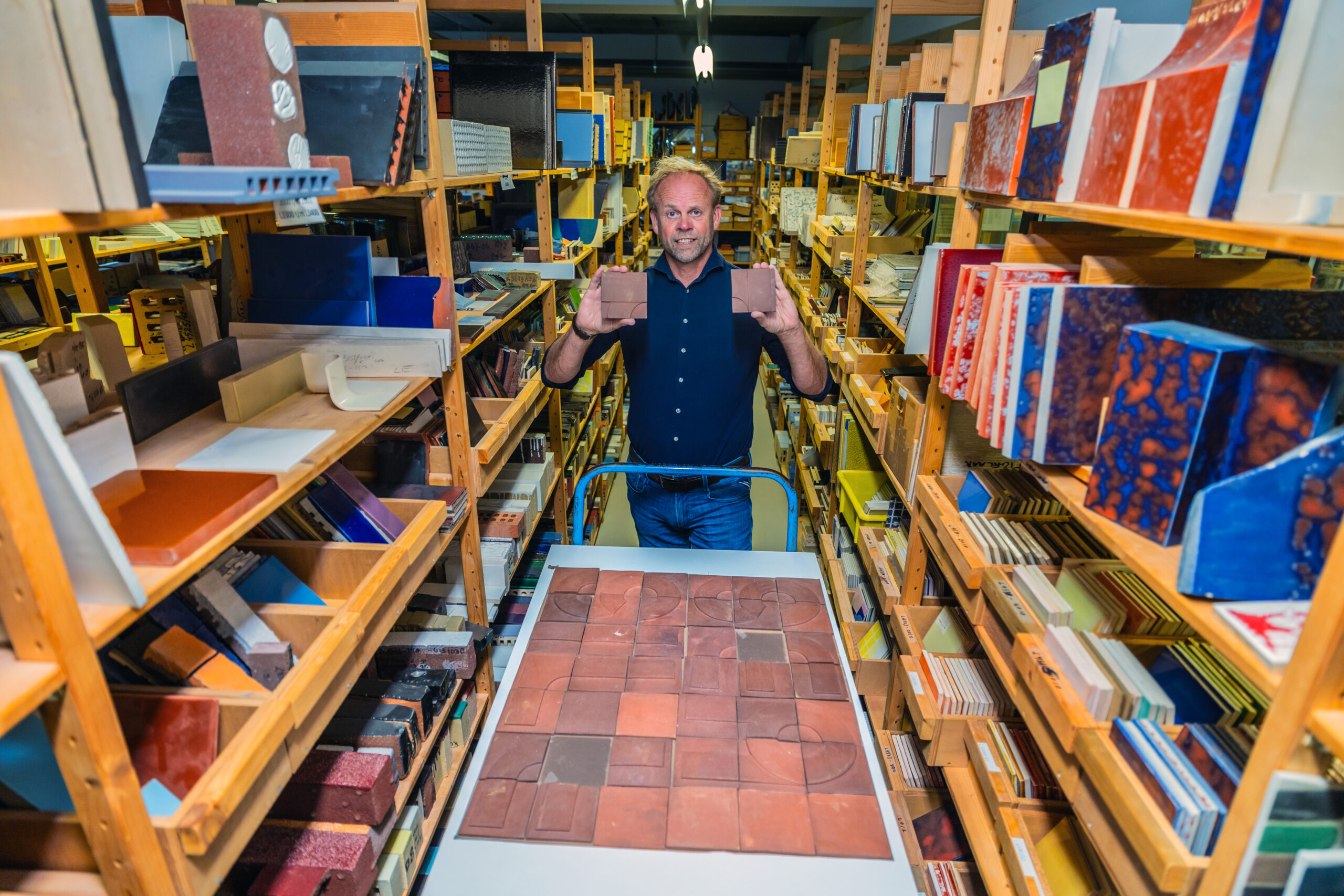 Commercieel-directeur van Tichelaar, Jan Kok, in de sample room. Foto: Niels de Vries 