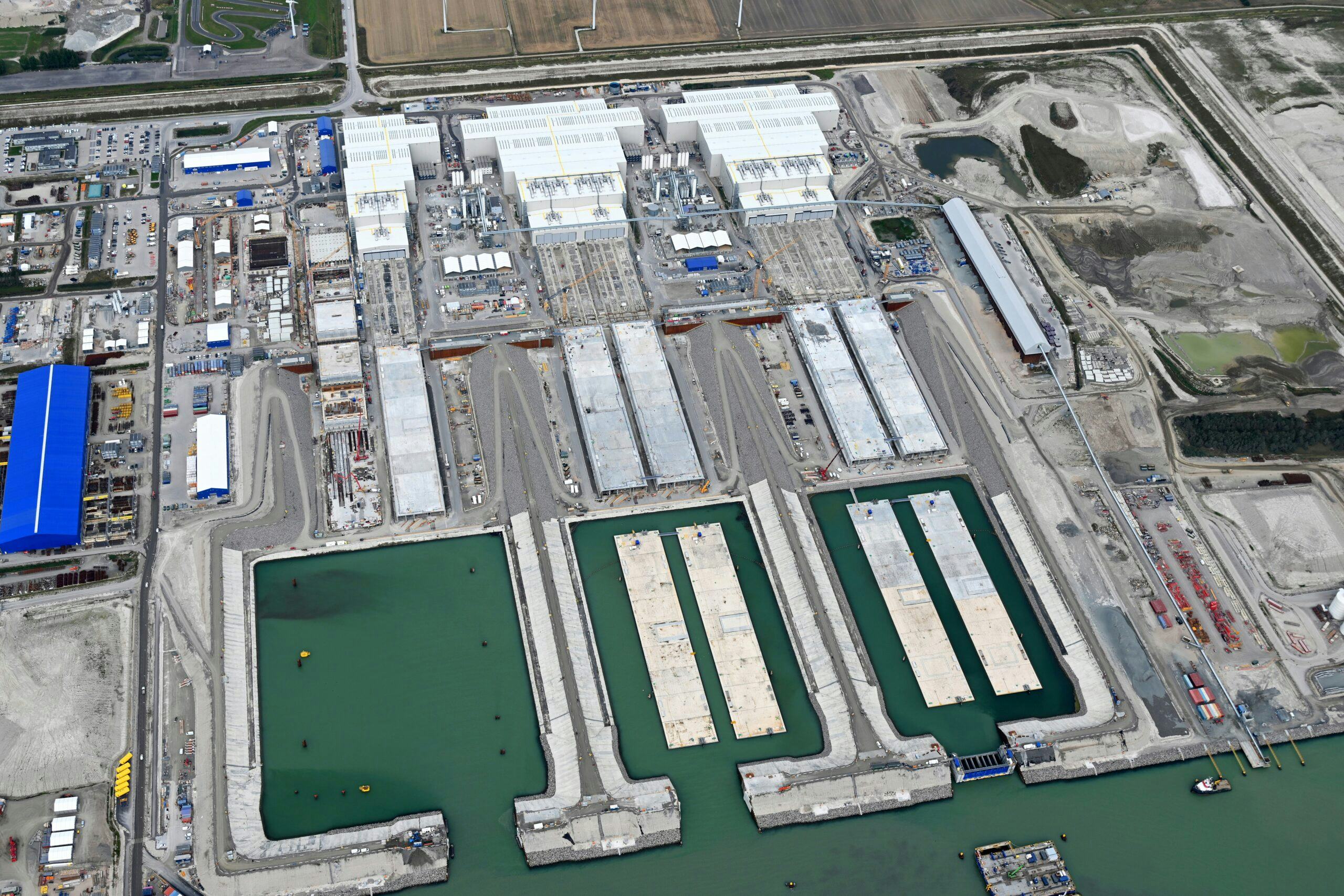 Voor de tunnelfabriek in Rodbyhavn hopen de kant en klare tunnelelementen zich inmiddels op. Slechts twee van de productielijnen is nog actief en draait op minder dan halve kracht. Foto: Femern A/S 
