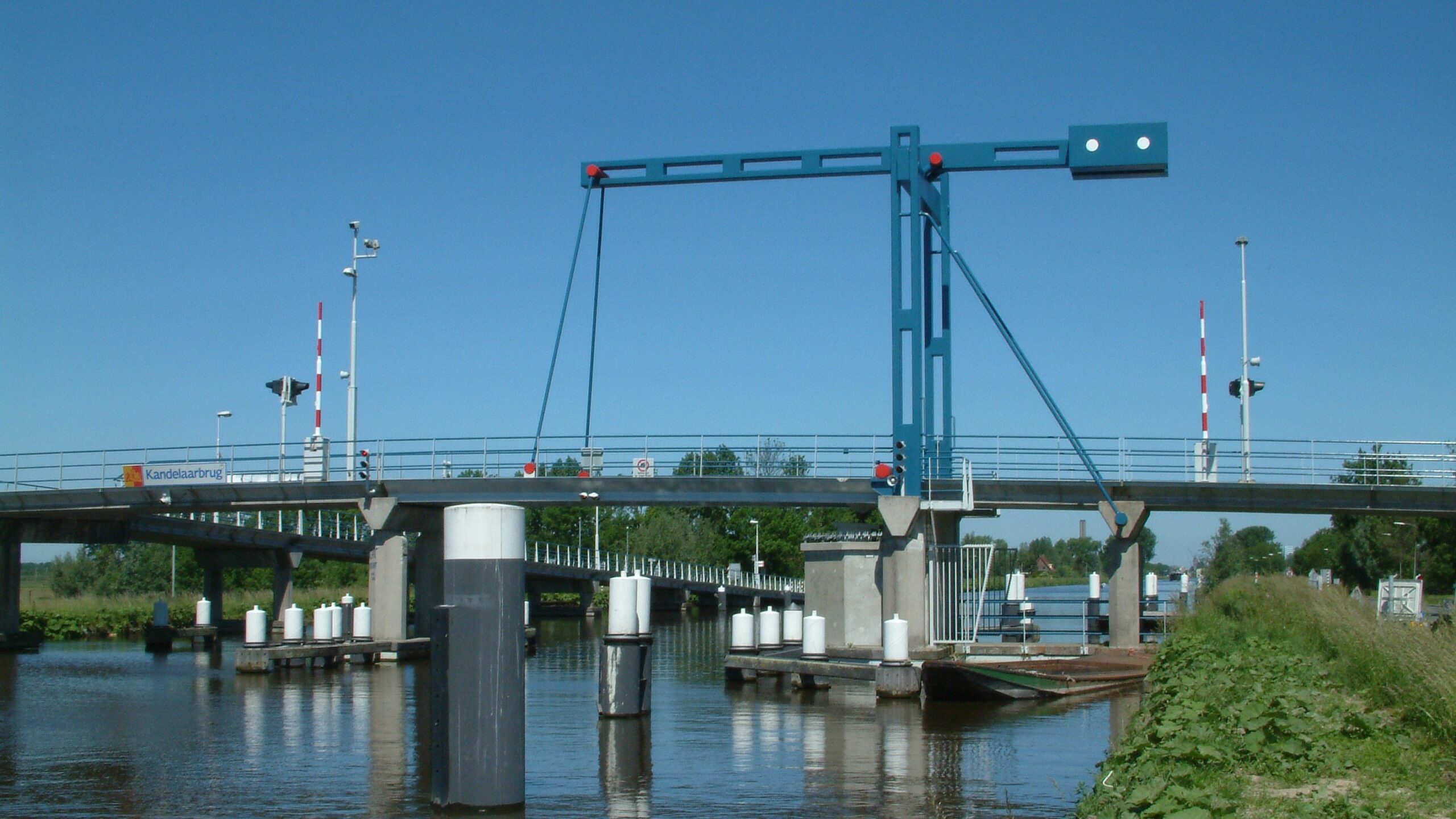 Het groot onderhoud aan de Kandelaarbrug over het Rijn-Schiekanaal wordt in een serie met andere bruggen uitgevoerd. Foto: S.J. de Waard/Wikimedia Commons