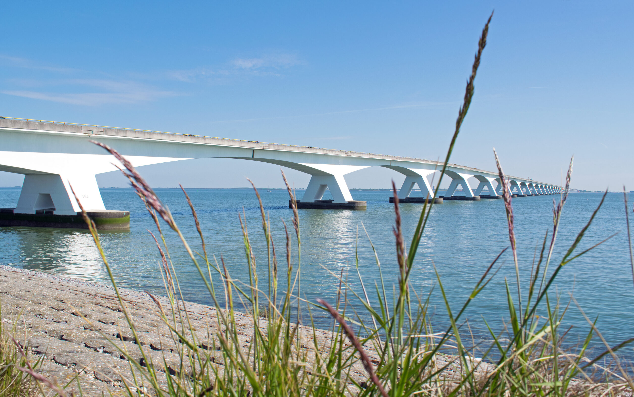 Het beton van de brug wordt aangetast door het zoute water. Ook gaat er zwaarder verkeer overheen dan waarop de brug ooit is berekend. Foto: Shutterstock