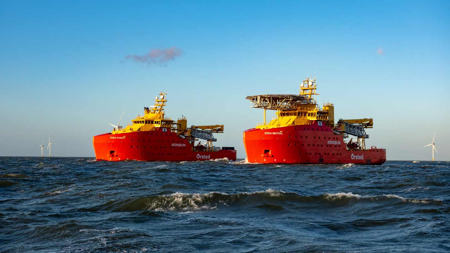 Schepen van Ørsted bouwen op zee aan een windpark. Foto: Ørsted