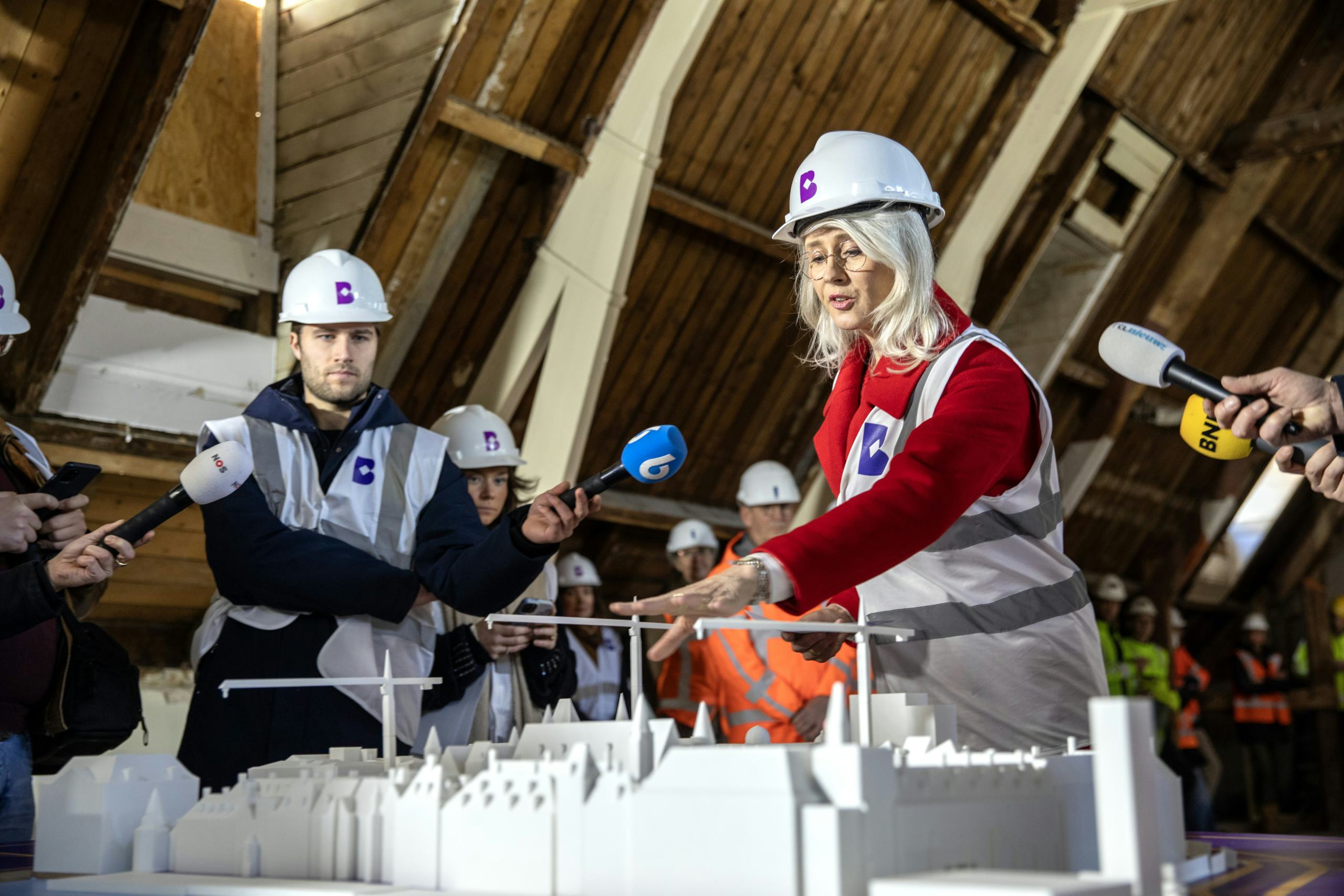 Demissionair minister Mona Keijzer legt uit waarom er volgens haar bijna 1 miljard euro extra nodig is voor de renovatie van het Binnenhof. Foto: Suzanne van de Kerk