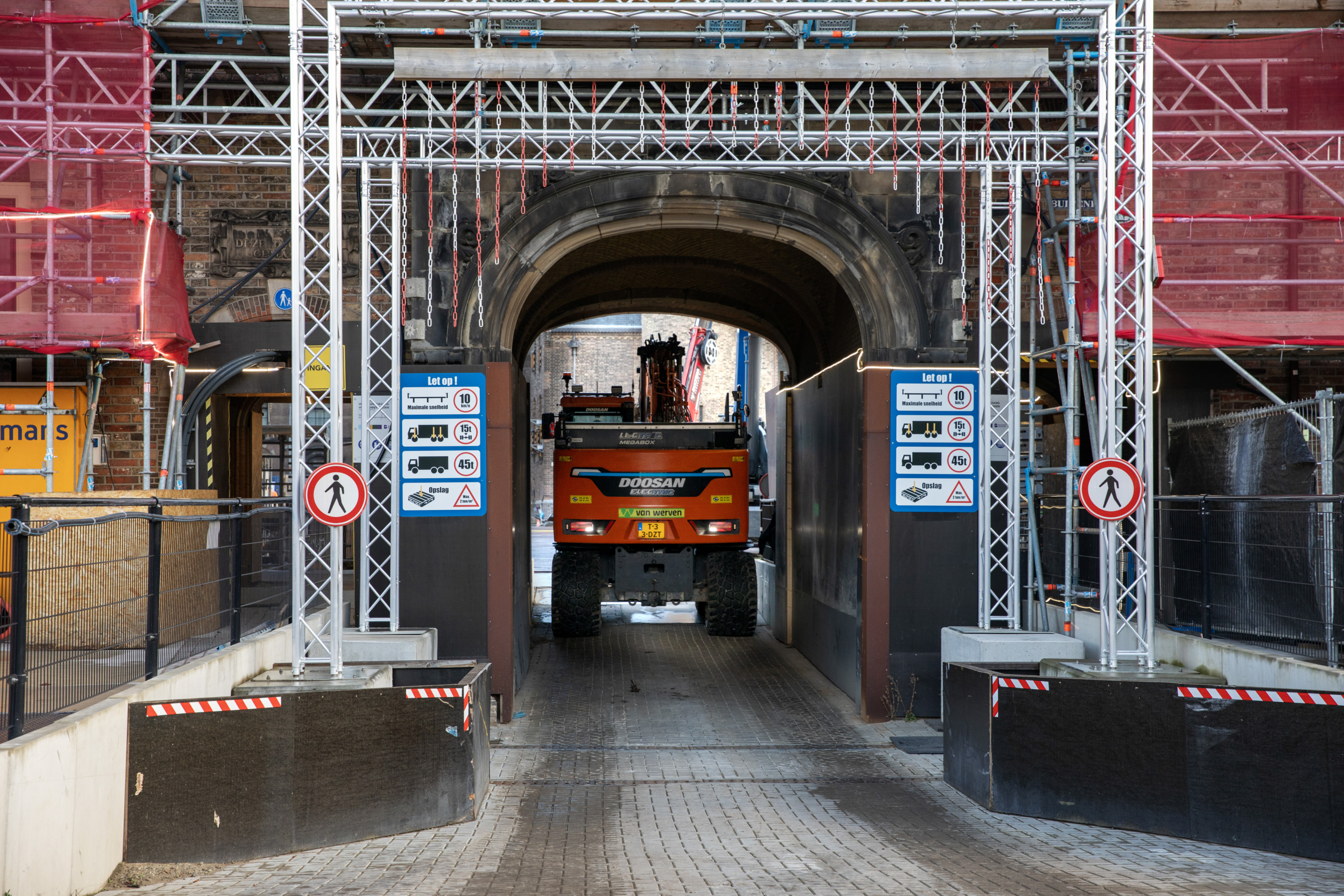 Voor de toegang tot de bouwplaats waren tot voor kort alleen drie krappe poorten beschikbaar. Foto: Suzanne van de Kerk.