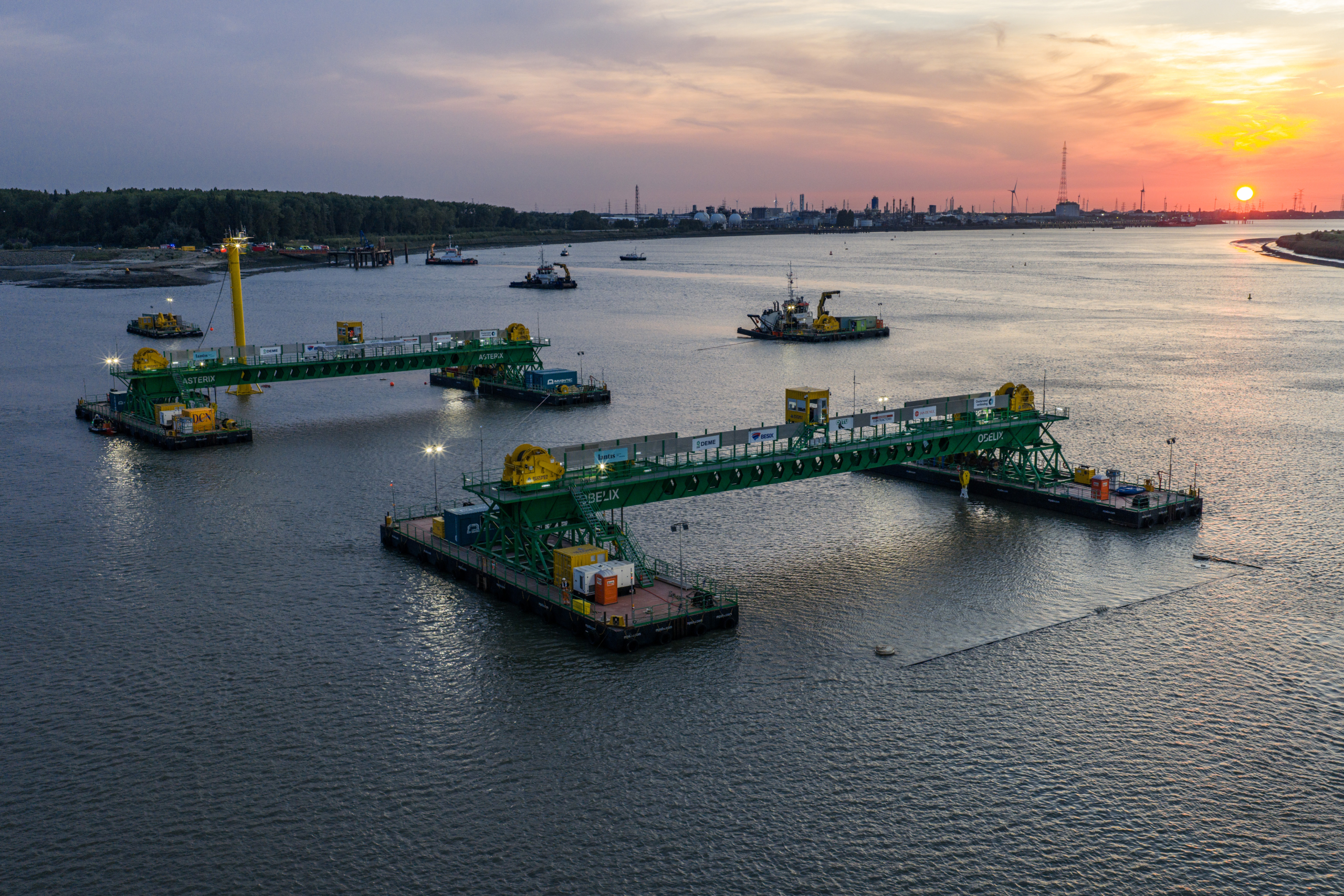 Afgelopen weekeind werd het vijfde element van de Scheldetunnel op de rivierbodem gelegd. Foto: Lantis / Van der Kloet