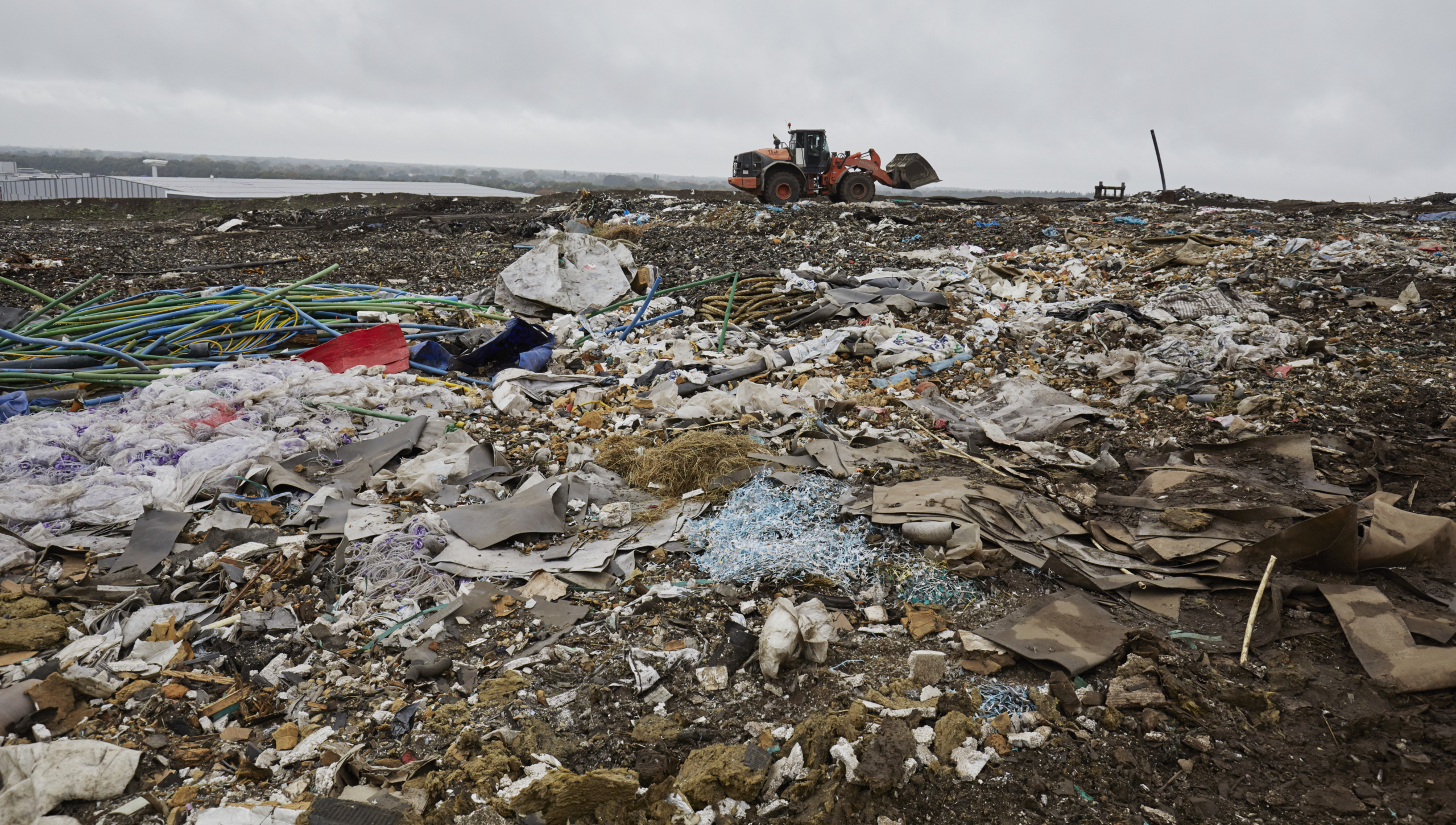 Bovenop de stortplaats in Barneveld liggen veel resten isolatiemateriaal. Foto: Christiaan Krouwels