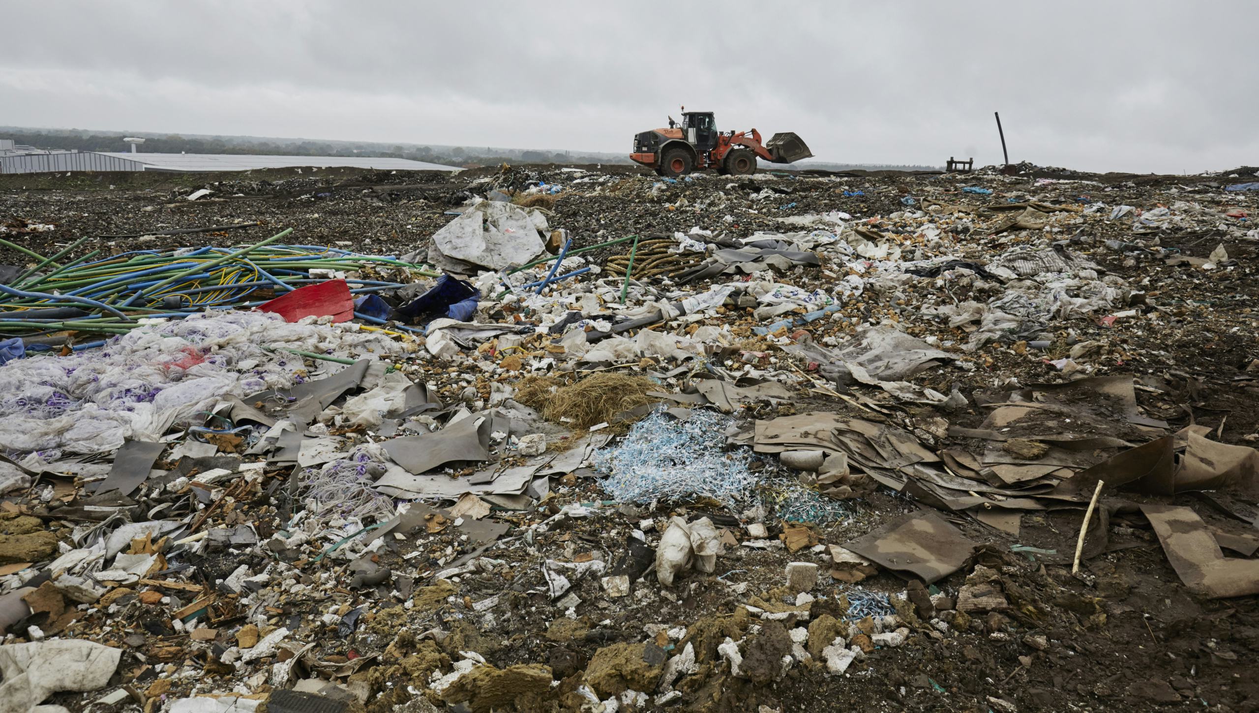 Bovenop de stortplaats in Barneveld liggen veel resten isolatiemateriaal. Foto: Christiaan Krouwels