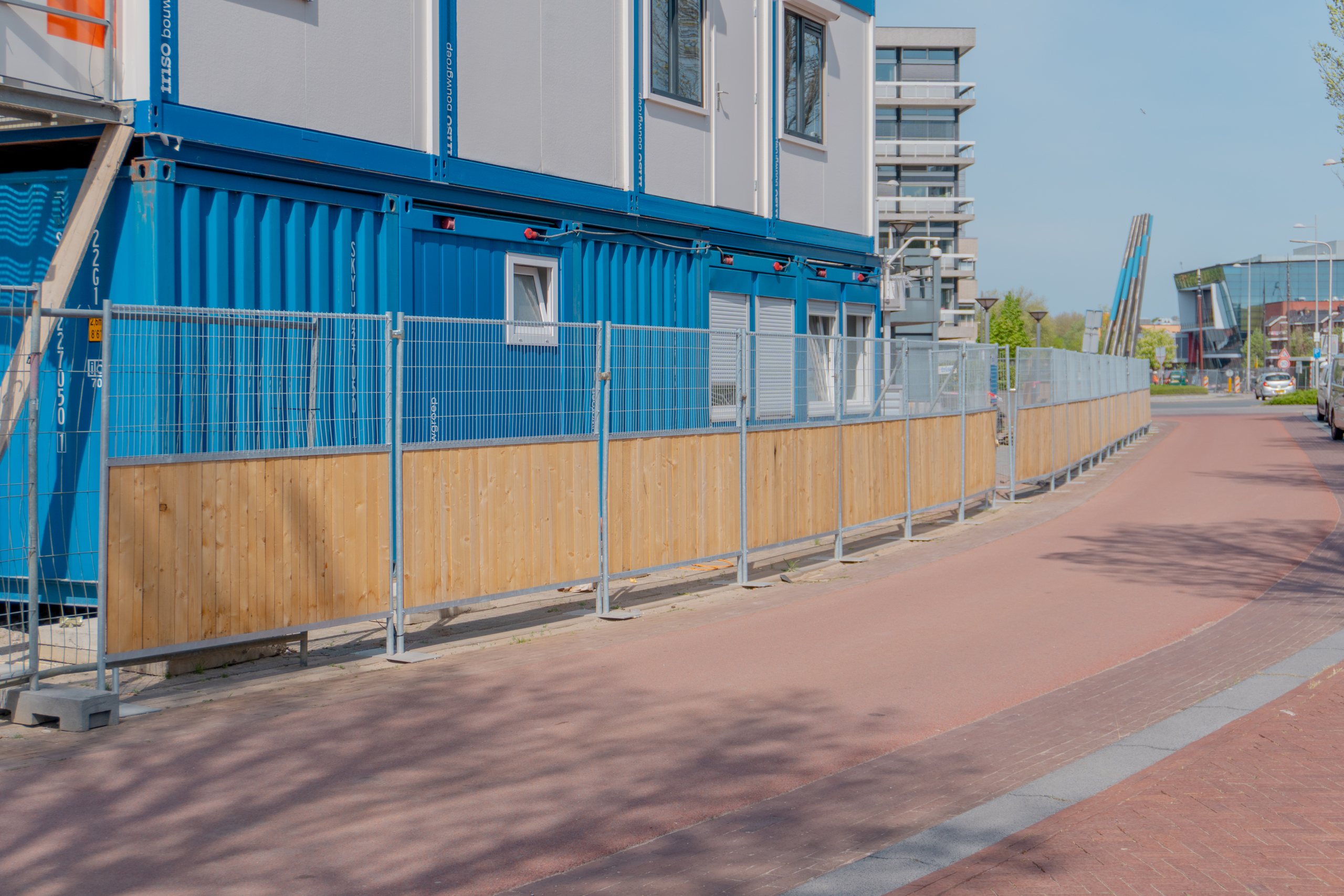 AIC Visser ontwikkelde een circulair bouwhek, waarvan de onderkant gemaakt is van sloophout.