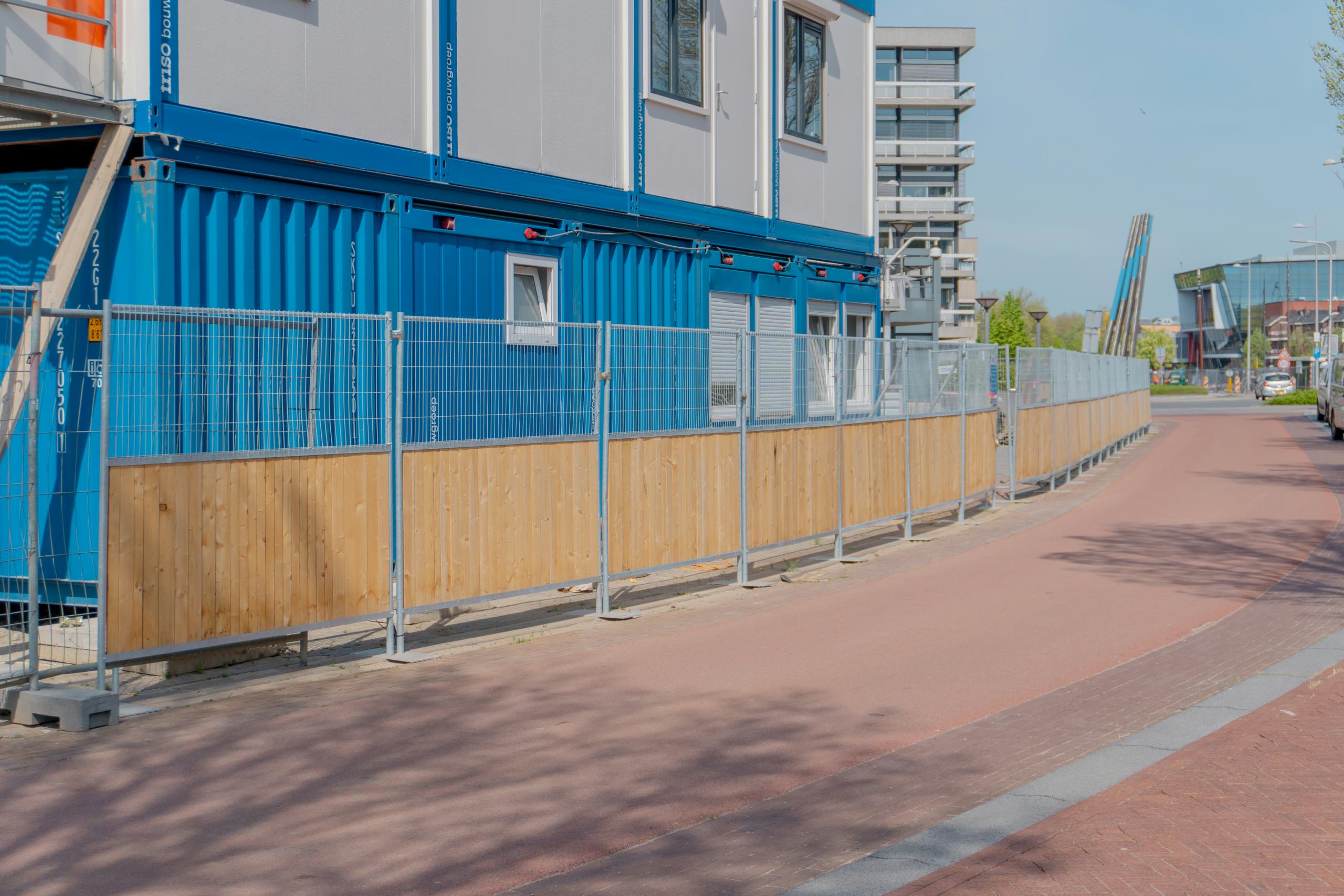 AIC Visser ontwikkelde een circulair bouwhek, waarvan de onderkant gemaakt is van sloophout.