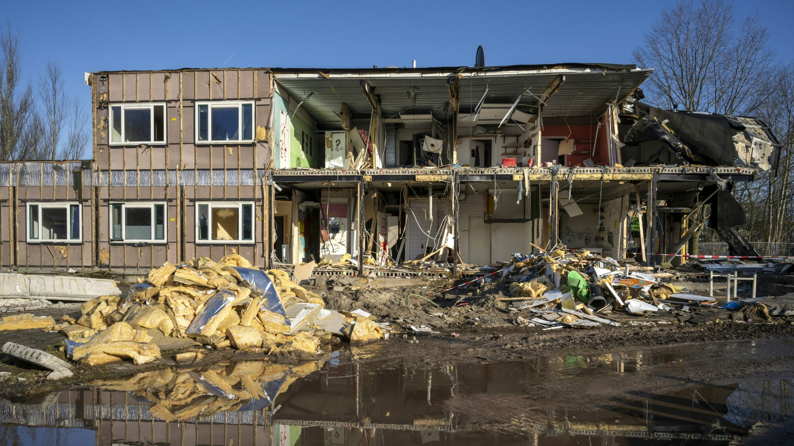Bij de sloop van studentenwoningen in Amsterdam wordt glaswol verzameld. Foto: Sabine Joosten/ANP/Hollandse Hoogte