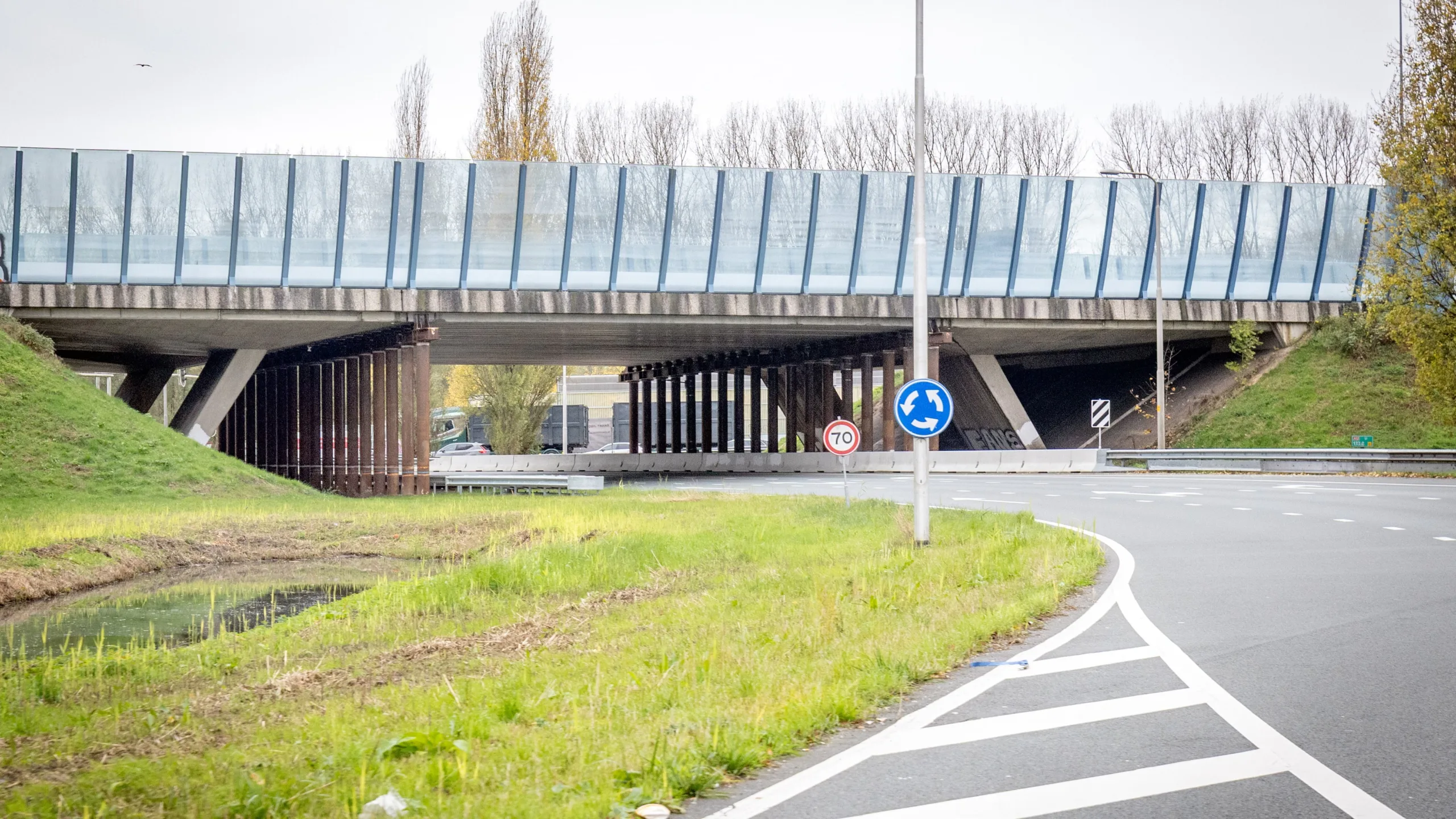 De plaatsing van een veiligheidsconstructie met stempels onder de A12-viaducten van Velperbroek.
Foto: Sjef Prins/APA Foto