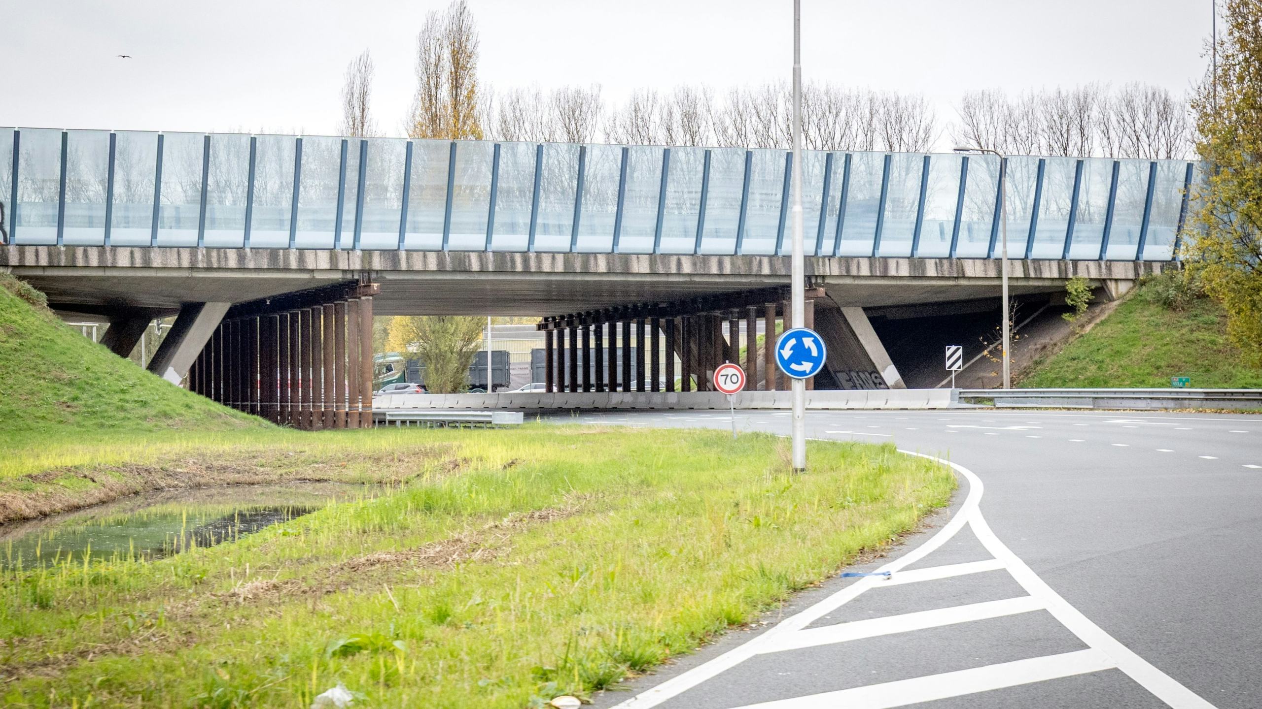 De plaatsing van een veiligheidsconstructie met stempels onder de A12-viaducten van Velperbroek.
Foto: Sjef Prins/APA Foto