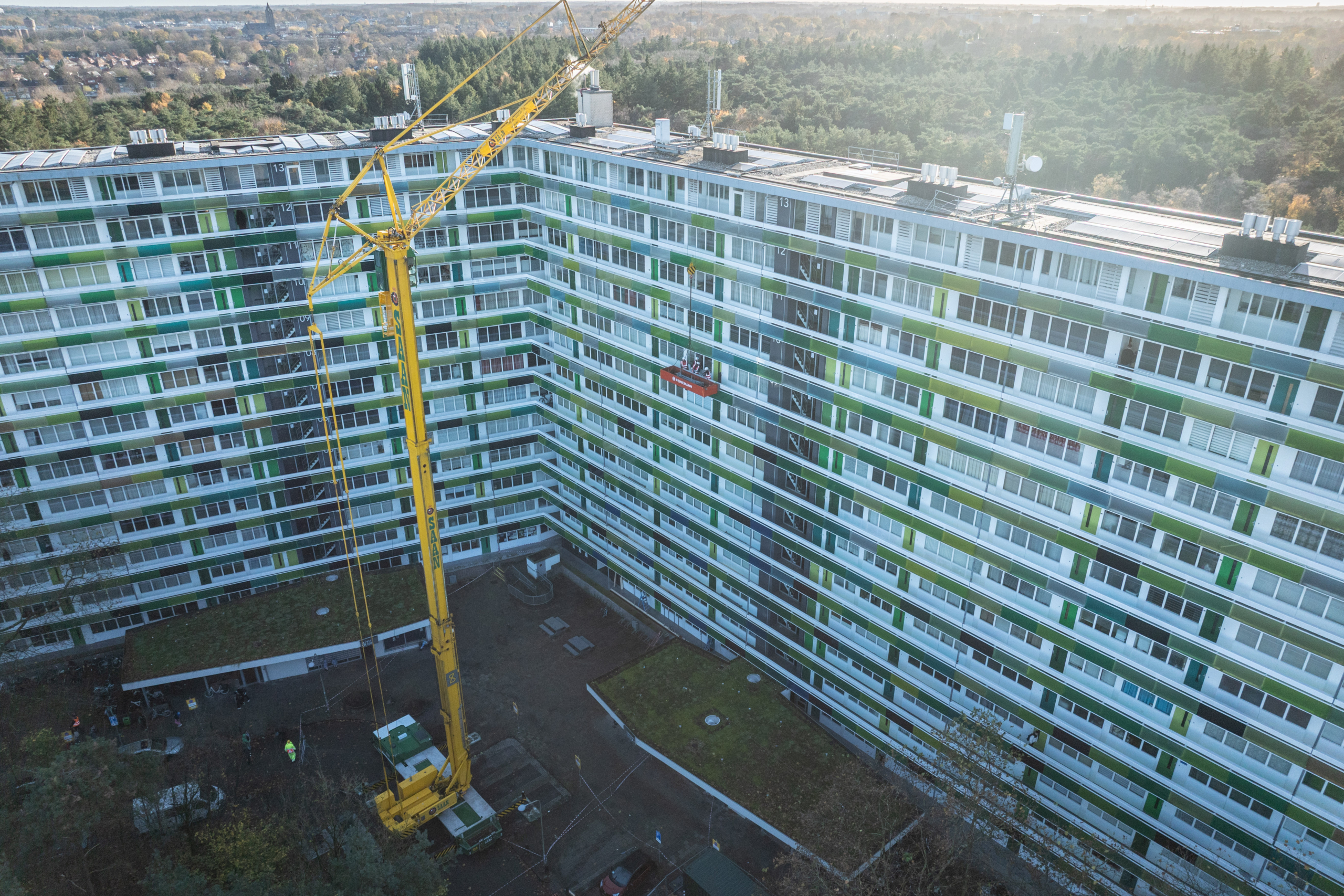 Er is gestart met het stutten van de balkons en galerijen van de twee flats Geroflat en L-flat aan de Laan van Vollenhove. De balkons en de galerijen zijn niet stevig genoeg. Volgens woningcorporatie Woongroen is uit recent onderzoek gebleken dat de wapening in de galerij- en balkonplaten niet volledig aan de bouwnormen voldoet.
Foto: Sjef Prins - APA Foto