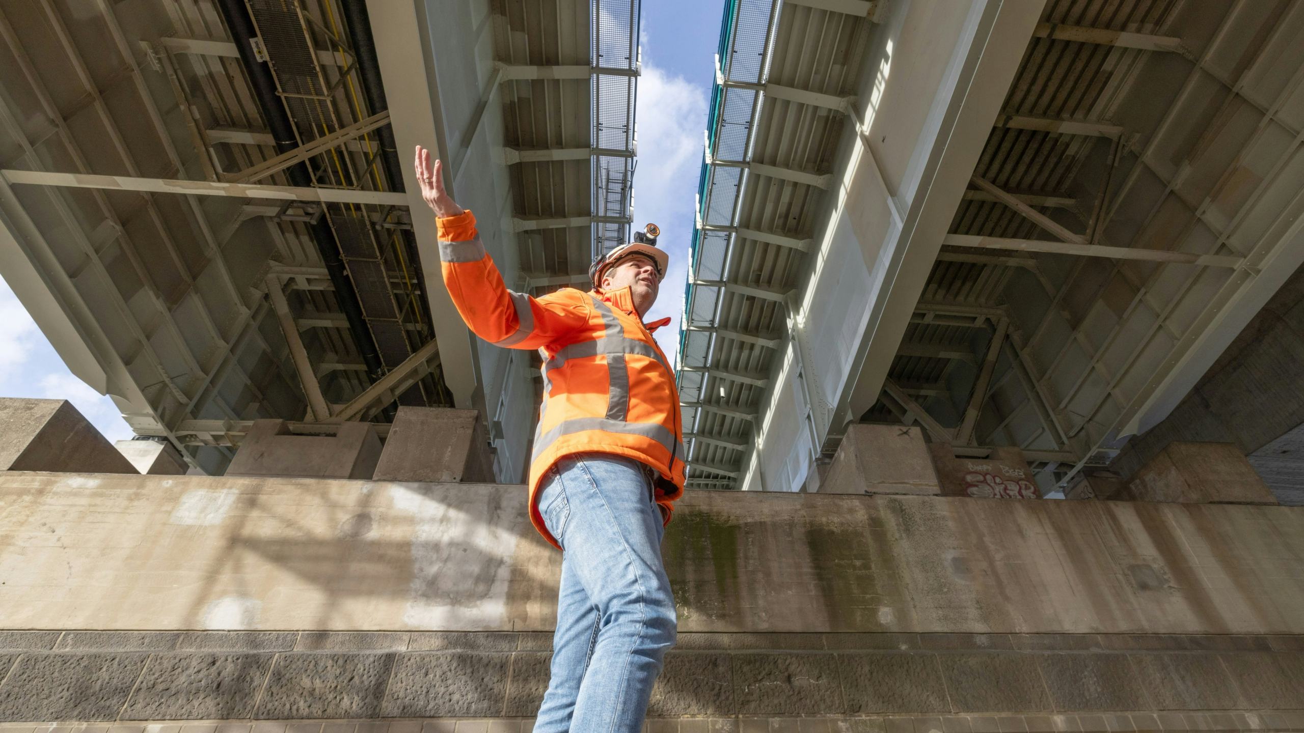 Projectmanager Arjen Berends toont waar nieuwe stalen balken zijn bevestigd onder de IJsselbruggen. De twee bruggen kregen ook een verfbeurt waar dat nodig was. Foto: Sjef Prins/APA Foto