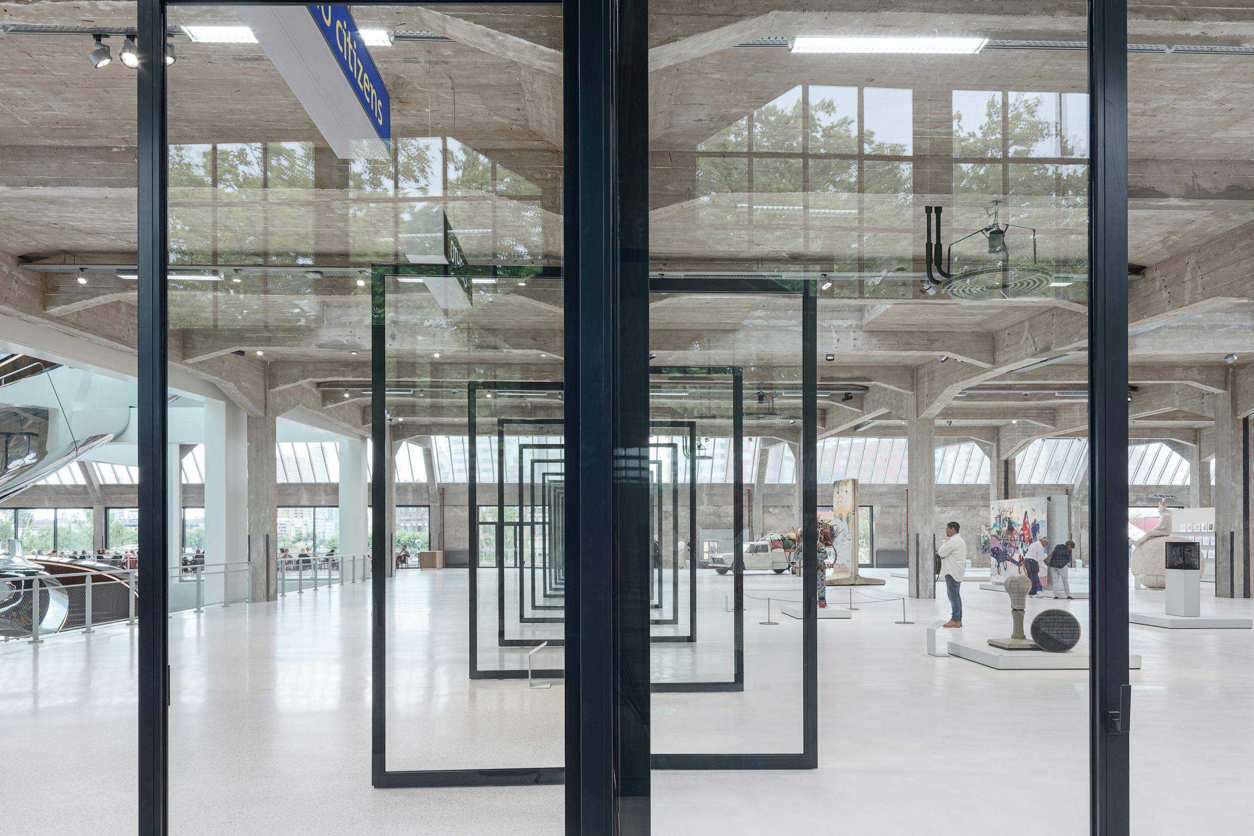 Actueel voorbeeld van architectonisch ingezette staalprofielen: interieur van het Fenix Museum in Rotterdam. 