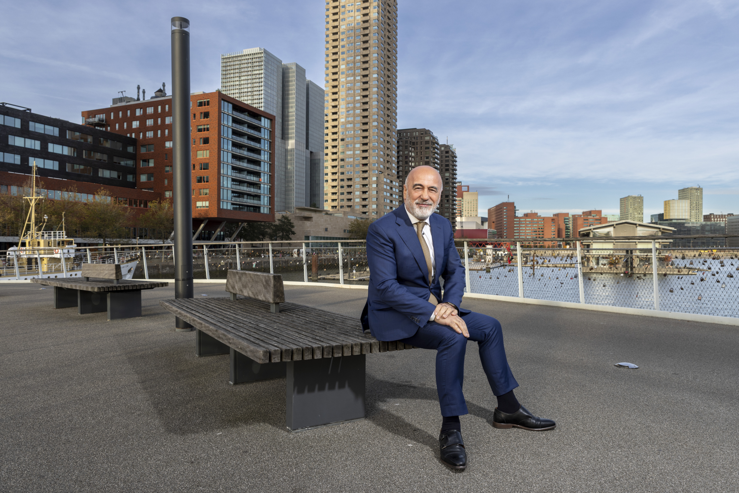 Zo mogelijk voorkomen van bezwaren door goede communicatie is natuurlijk nog beter, weet Karakus als oud-wethouder wonen van de gemeente Rotterdam. Foto: Guido Benschop