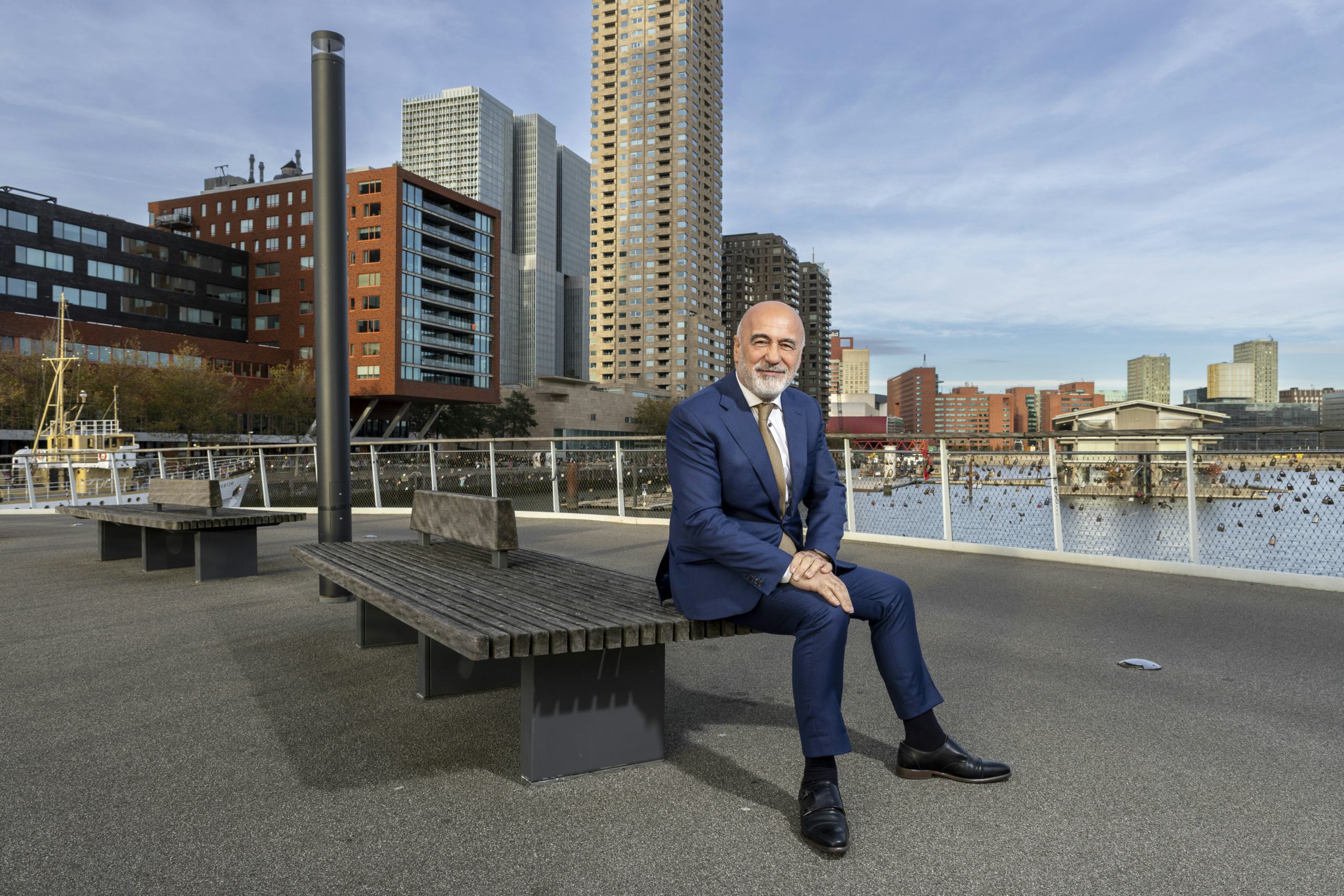 Zo mogelijk voorkomen van bezwaren door goede communicatie is natuurlijk nog beter, weet Karakus als oud-wethouder wonen van de gemeente Rotterdam. Foto: Guido Benschop