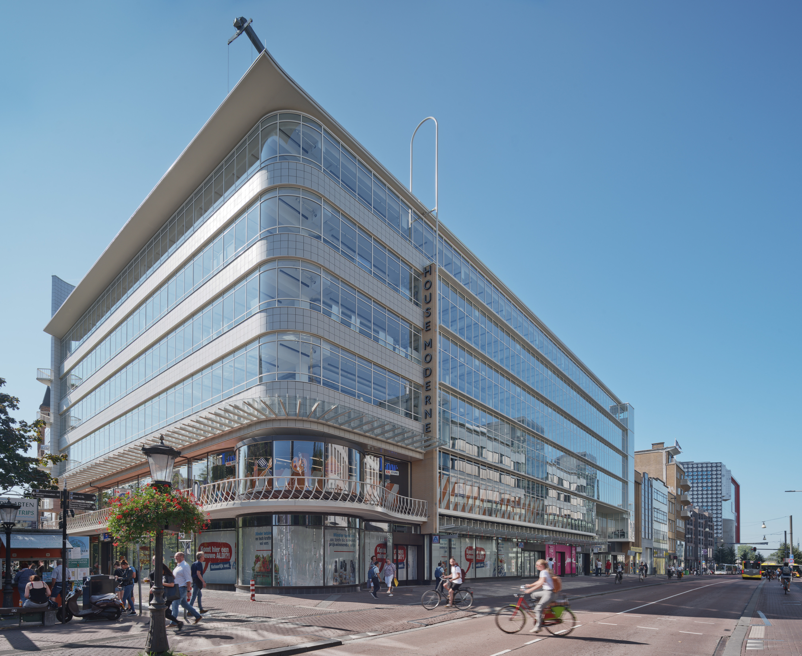 De fraaie gevel van het gerenoveerde House Modernes in het centrum van Utrecht. 