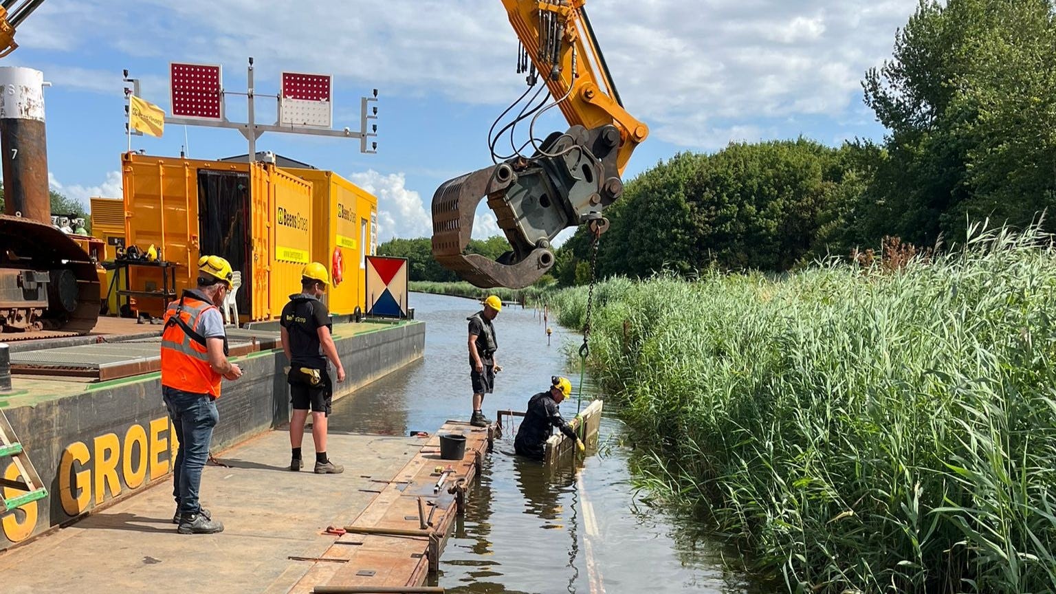 Het aanbrengen van de betonnen damwandplanken als golfslagremmer. Foto: Beens Groep