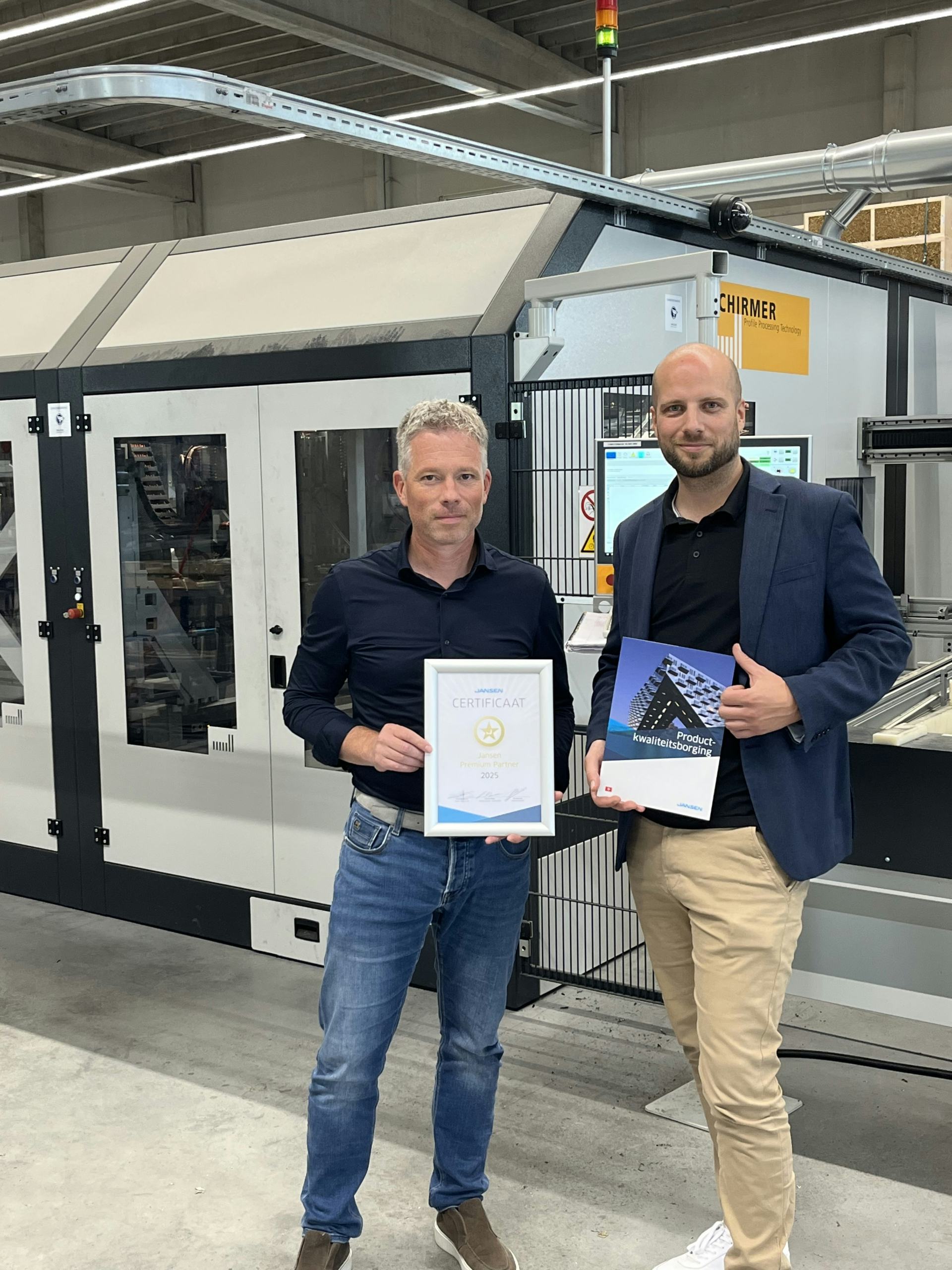 Ruud van Dal (links) en Lennart Nieder (rechts), achter hen de wereldprimeur: de voorbewerkingsmachine voor staalprofielen.