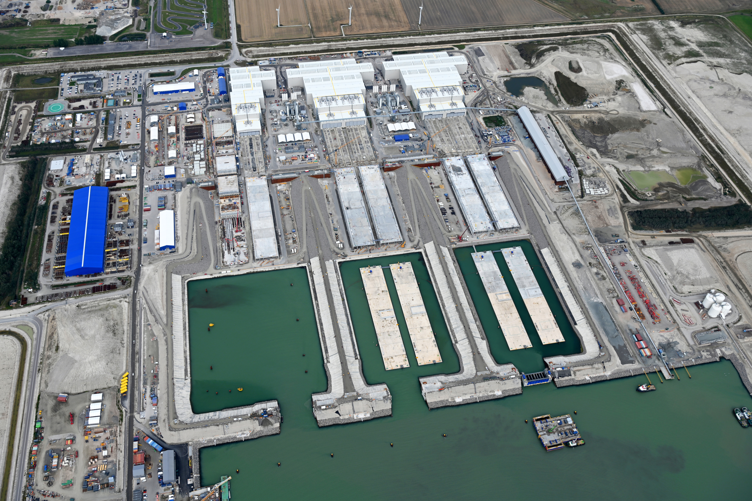 Door alle problemen hopen de tunnelelementen zich op voor de fabriek in het Deense Rodbyhavn. Foto: Sund&Baelt.