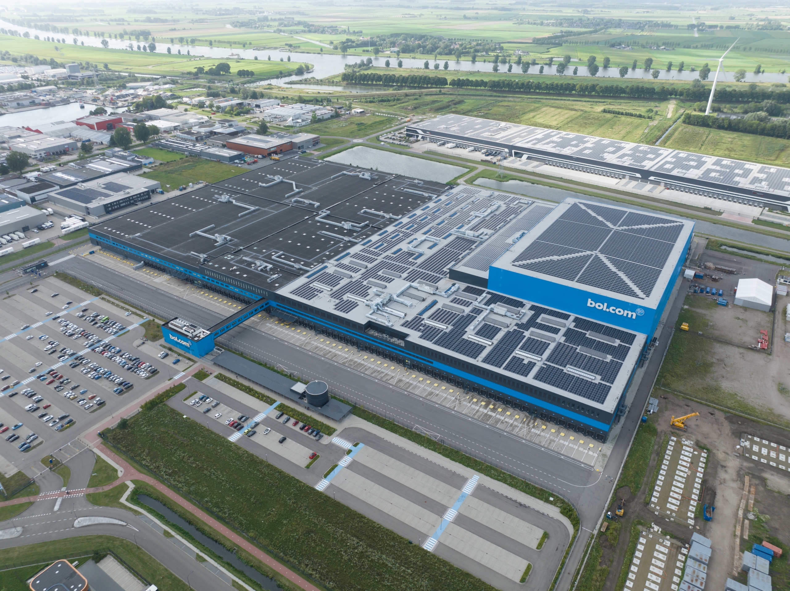Logistiek centrum van Bol in Waalwijk. Industrie, waar logistiek onder valt, neemt veruit de meeste ruimt in in Nederland. Foto: Make more Aerials/Shutterstock