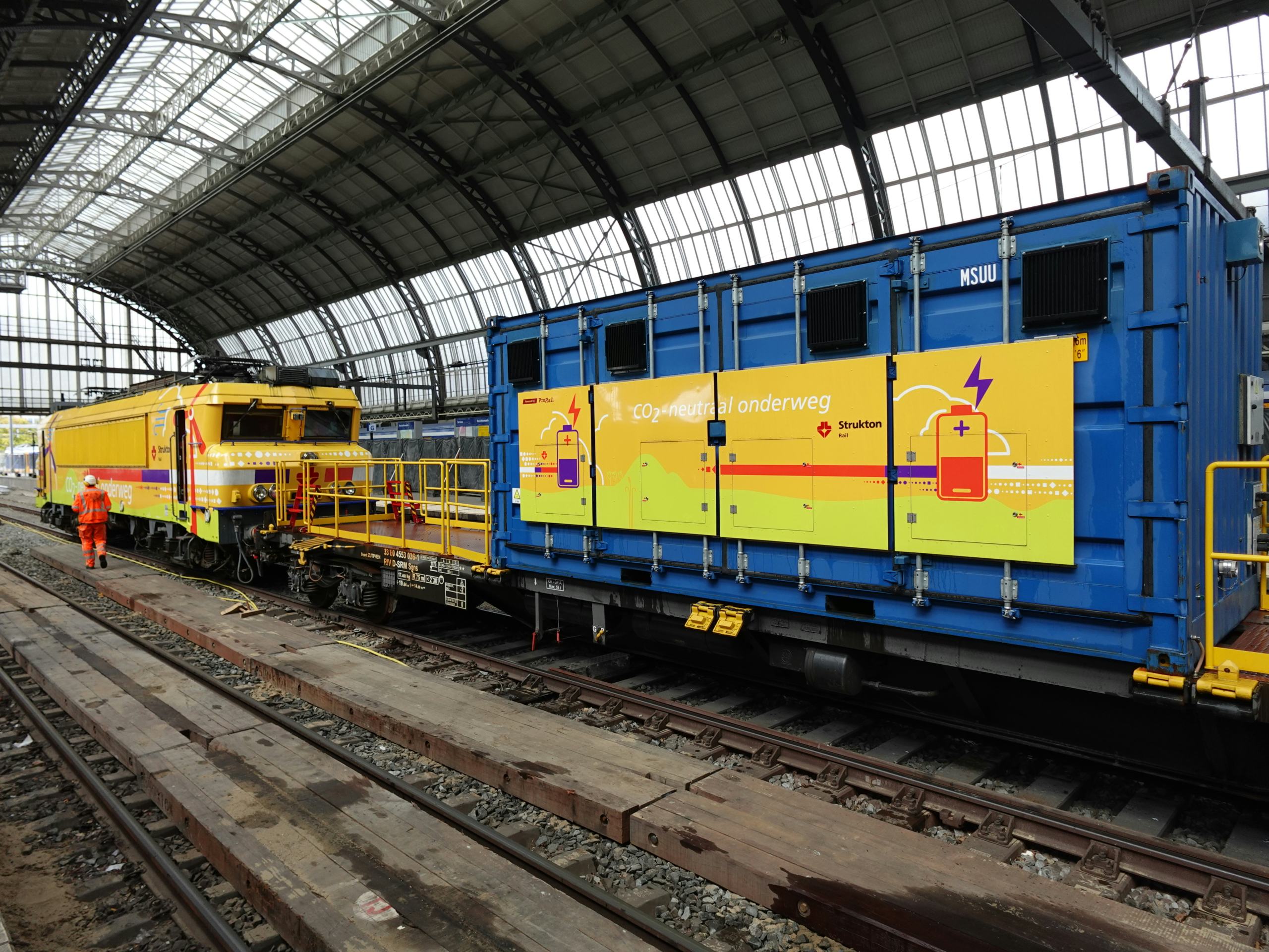 Een batterijsysteem zorgt voor de benodigde voeding om de batterijlocomotief zonder bovenleiding te laten rijden.